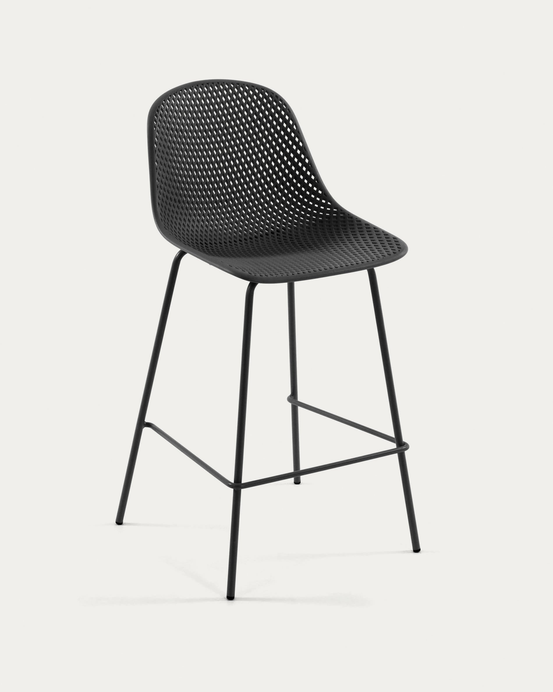 3D-Modell eines eleganten, grauen Outdoor-Hockers Quinby, 75 cm hoch, aus recycelbarem Polypropylen und Stahl.