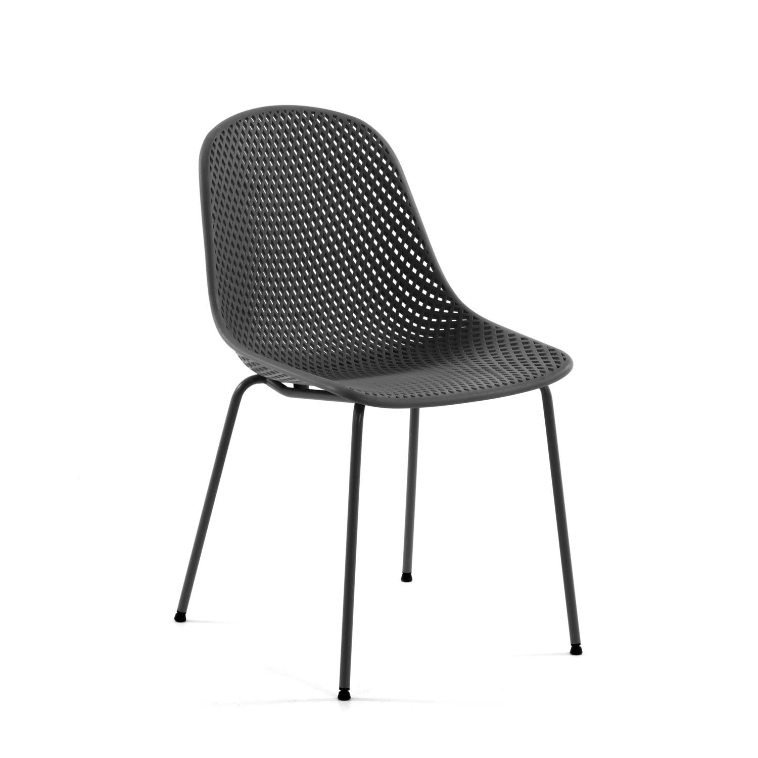 Entdecken Sie den eleganten Outdoor Stuhl Quinby in Grau von Kave Home. Ideal für Garten und Balkon, pflegeleicht und komfortabel.