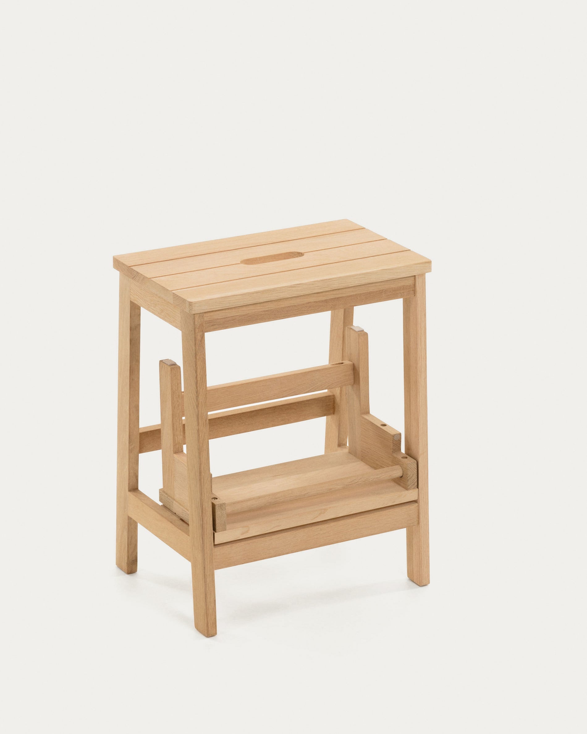 Moderner Hocker Nell von Kave Home, 40 x 43 cm, vereint elegantes Design mit praktischer Leiterfunktion für vielseitige Nutzung im Wohnraum.