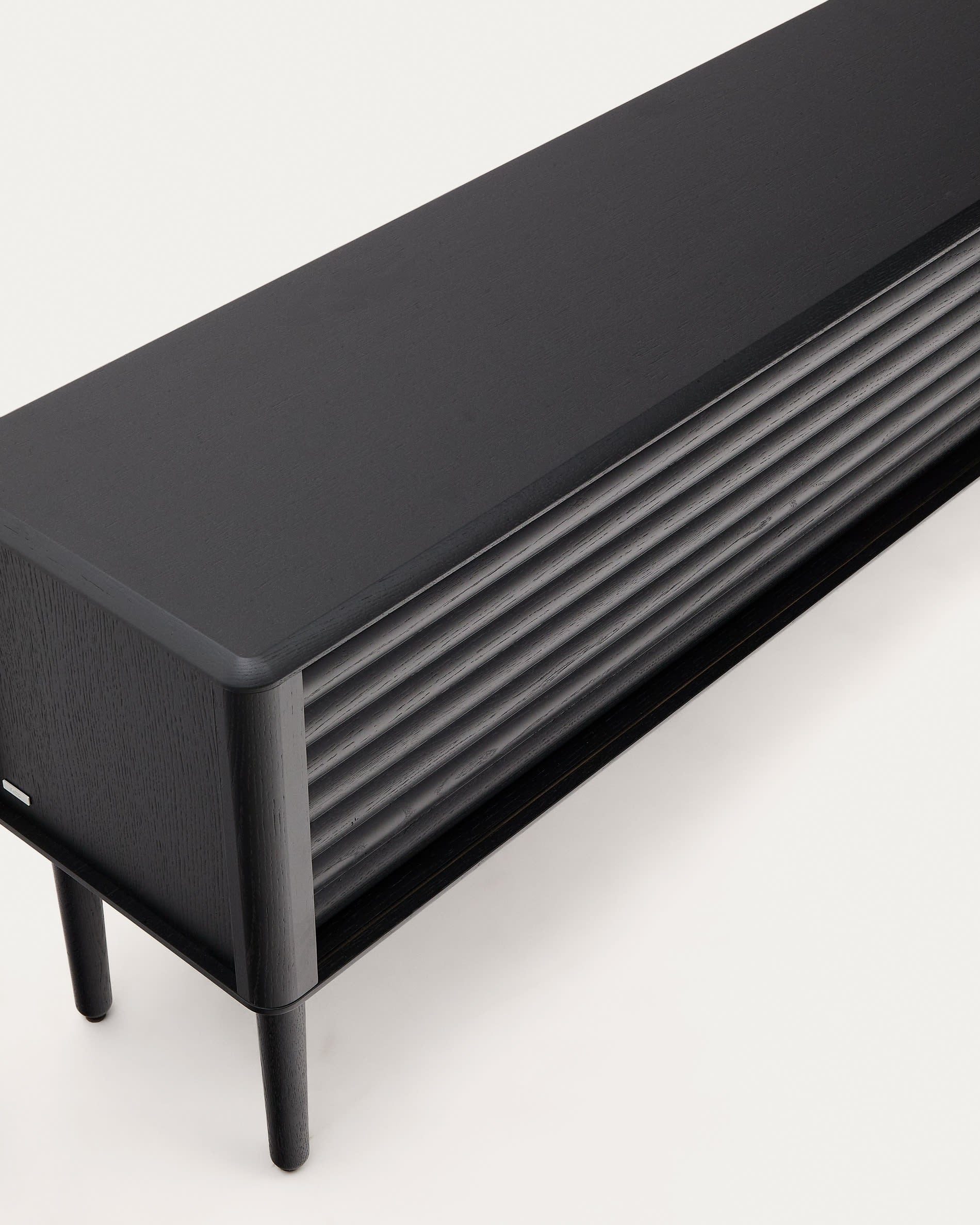 Elegantes TV-Möbel Lenon in Schwarz, gefertigt aus Massivholz und Eichenfurnier, bietet mit 2 Türen stilvollen Stauraum und nachhaltige Qualität.