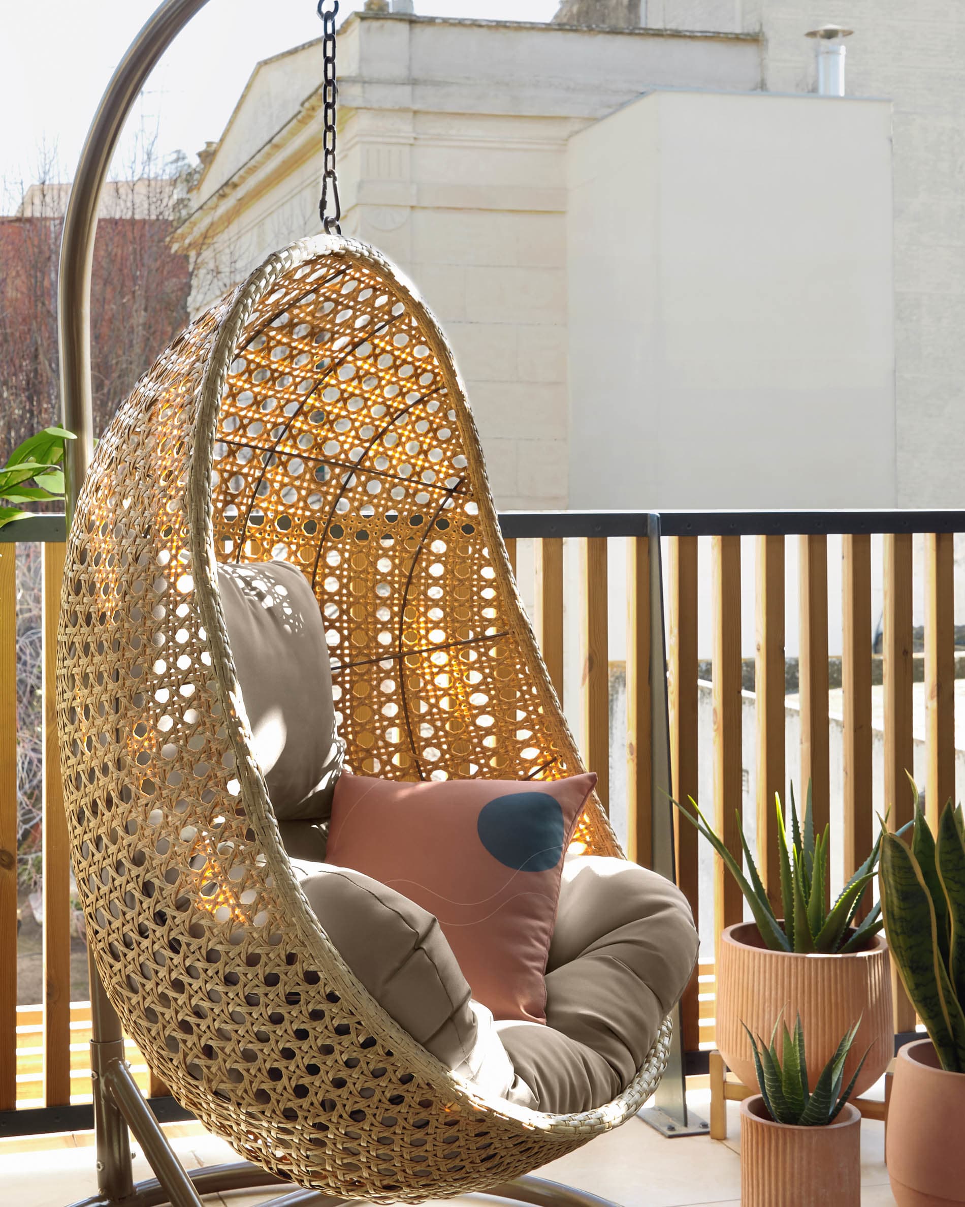 Cira Hängesessel von Kave Home, stilvoll mit natürlichem Finish, perfekt für entspannte Momente in jedem Raum.