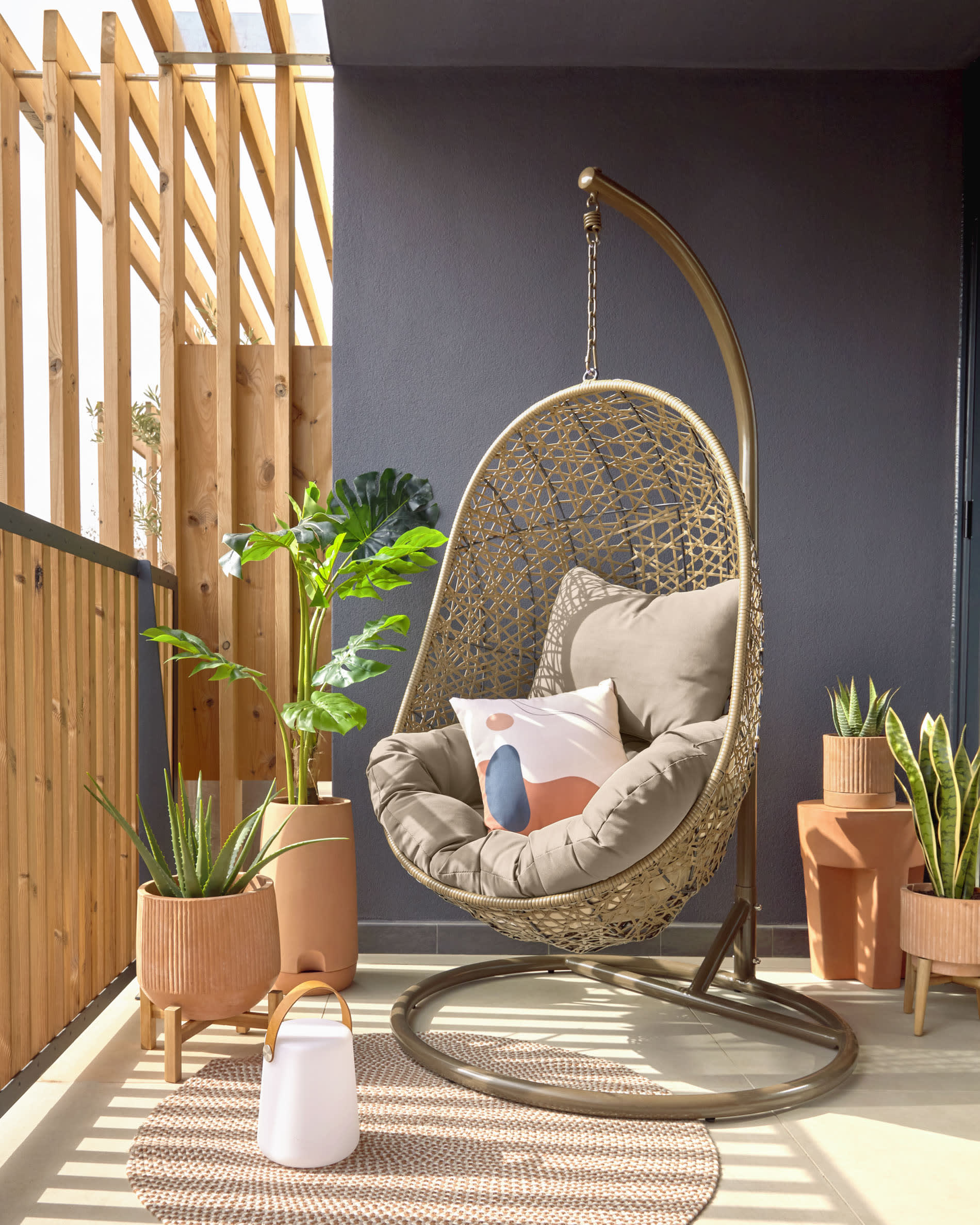 Der Florina Hängesessel vereint exotisches Design mit Komfort, ideal für drinnen und draussen.