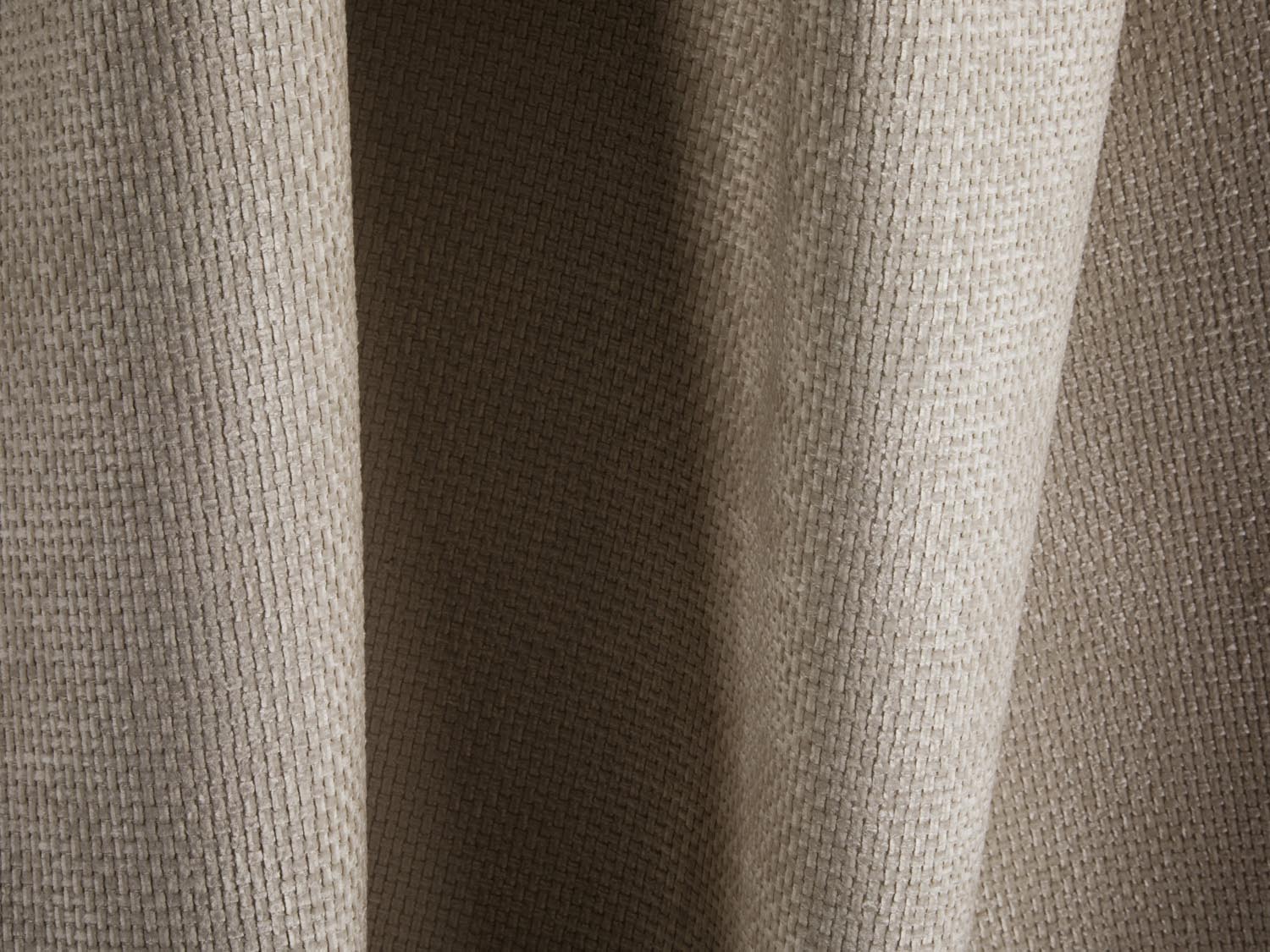 Modernes Koge 3-Sitzer Sofa in edlem Dunkelbeige, perfekt für gemütliche Abende und stilvolle Einrichtungsideen von Cosmopolitan Design.