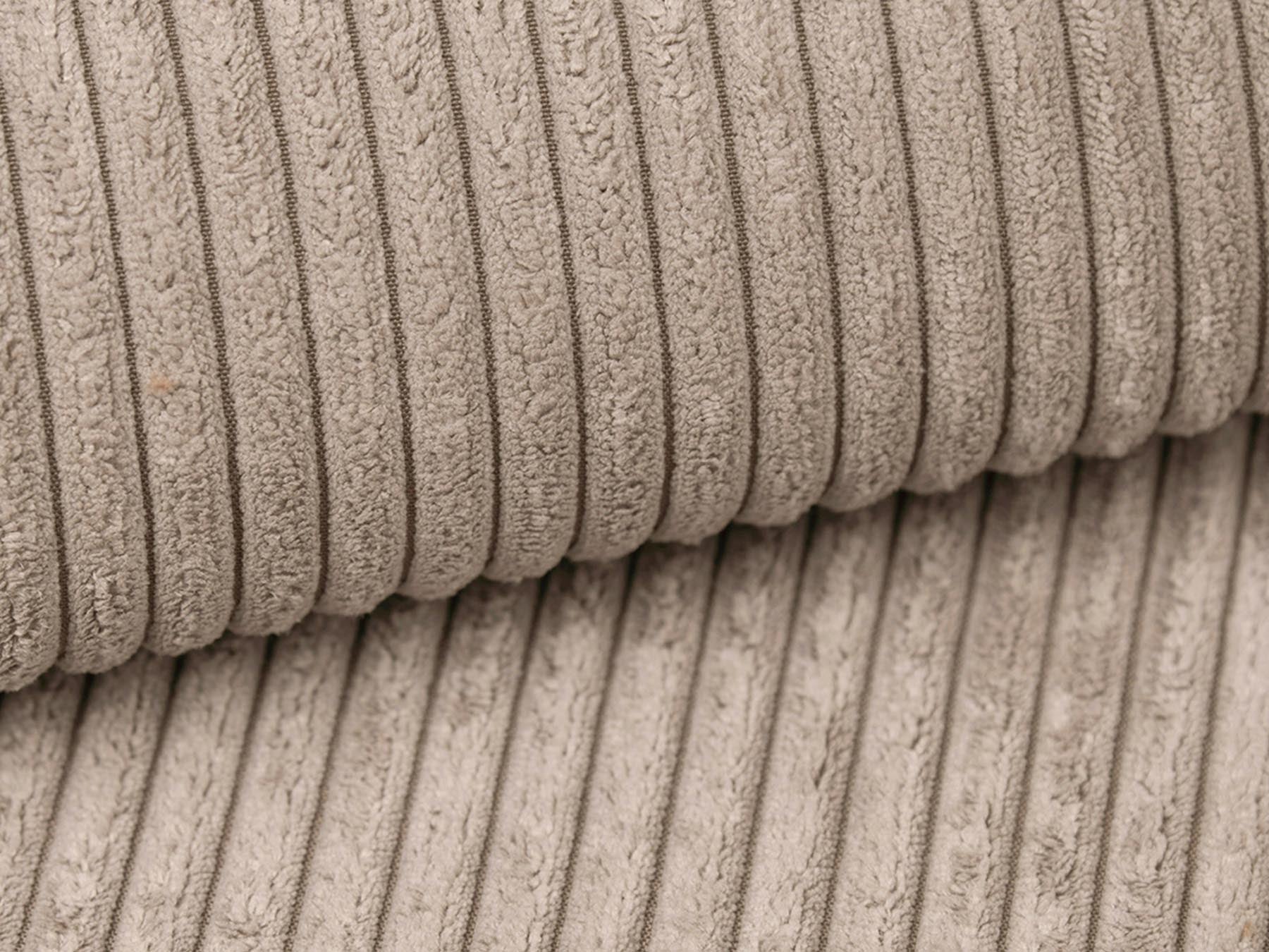 Elegantes 3-Sitzer Sofa Campi in sanftem Cappuccino, ideal für moderne Wohnräume und einladende Gemütlichkeit.