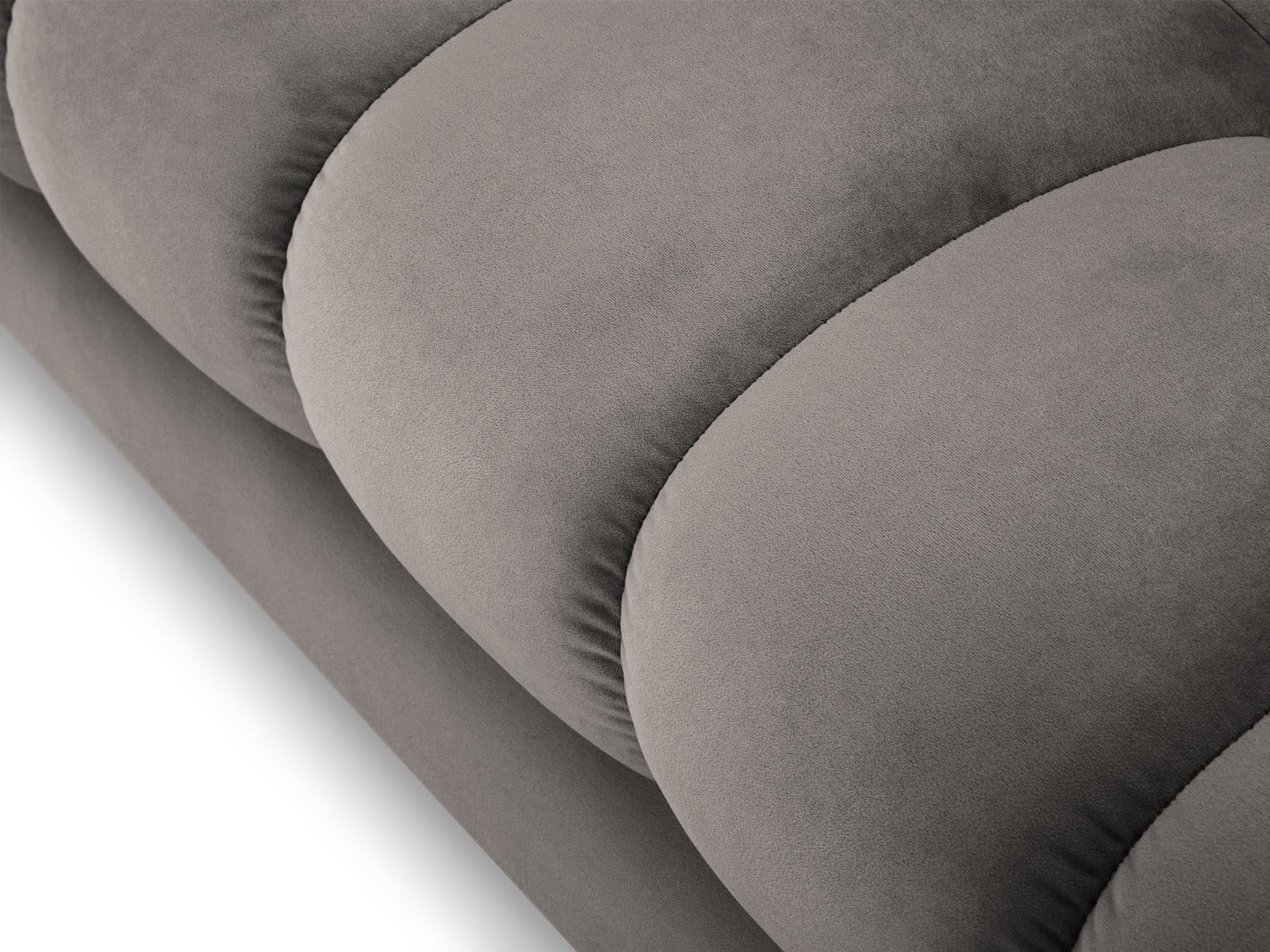 Modernes 3-Sitzer Sofa Bali in zartem Light Grey-Bluvel, perfekt für gemütliche Abende und stilvolle Einrichtung von Cosmopolitan Design.