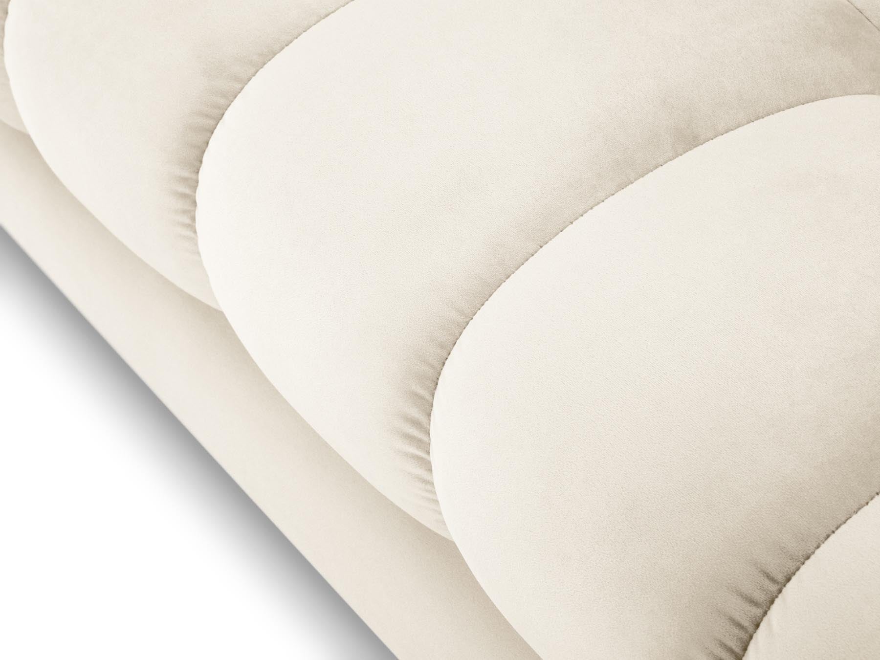 Stilvolles 4-Sitzer Sofa Bali in zartem Beige, perfekt für gemütliche Abende und moderne Wohnkonzepte von Cosmopolitan Design.