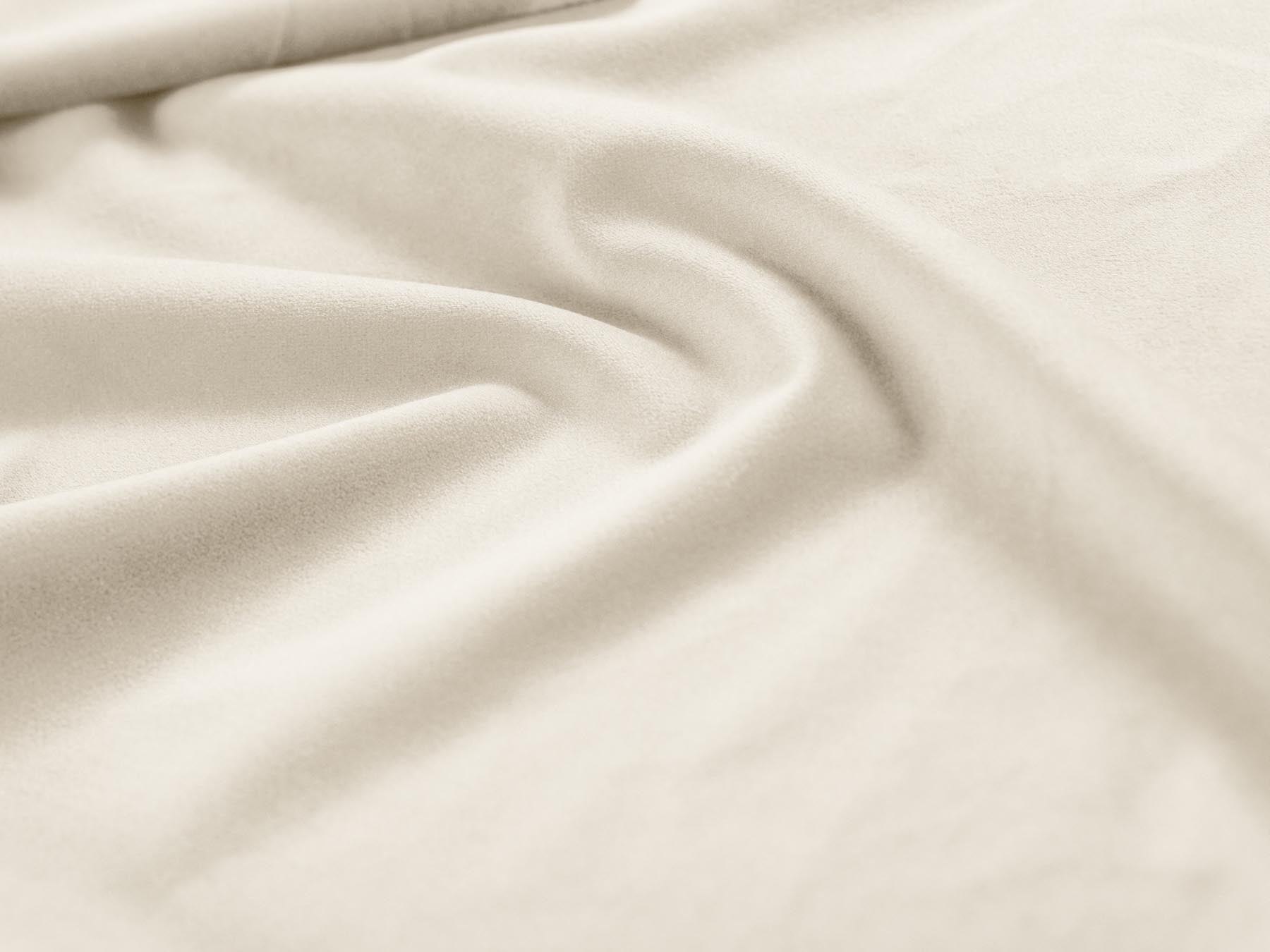 Elegantes 4-Sitzer Sofa Bali in sanftem Beige, ideal für entspannte Stunden und geschmackvolle Wohnräume, designt von Cosmopolitan Design.