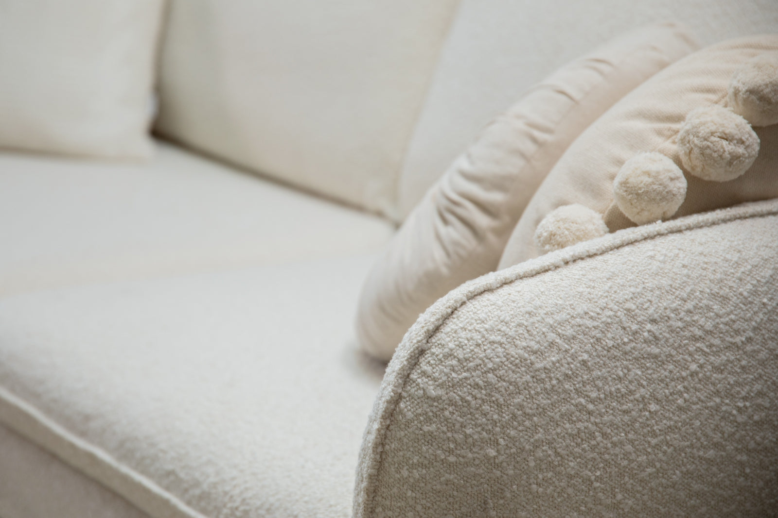 Stilvolles 4-Sitzer Sofa "Vienna" aus weichem Boucle-Gewebe in Grau, ideal für zeitgemäße Wohnkonzepte und gemütliche Atmosphäre.