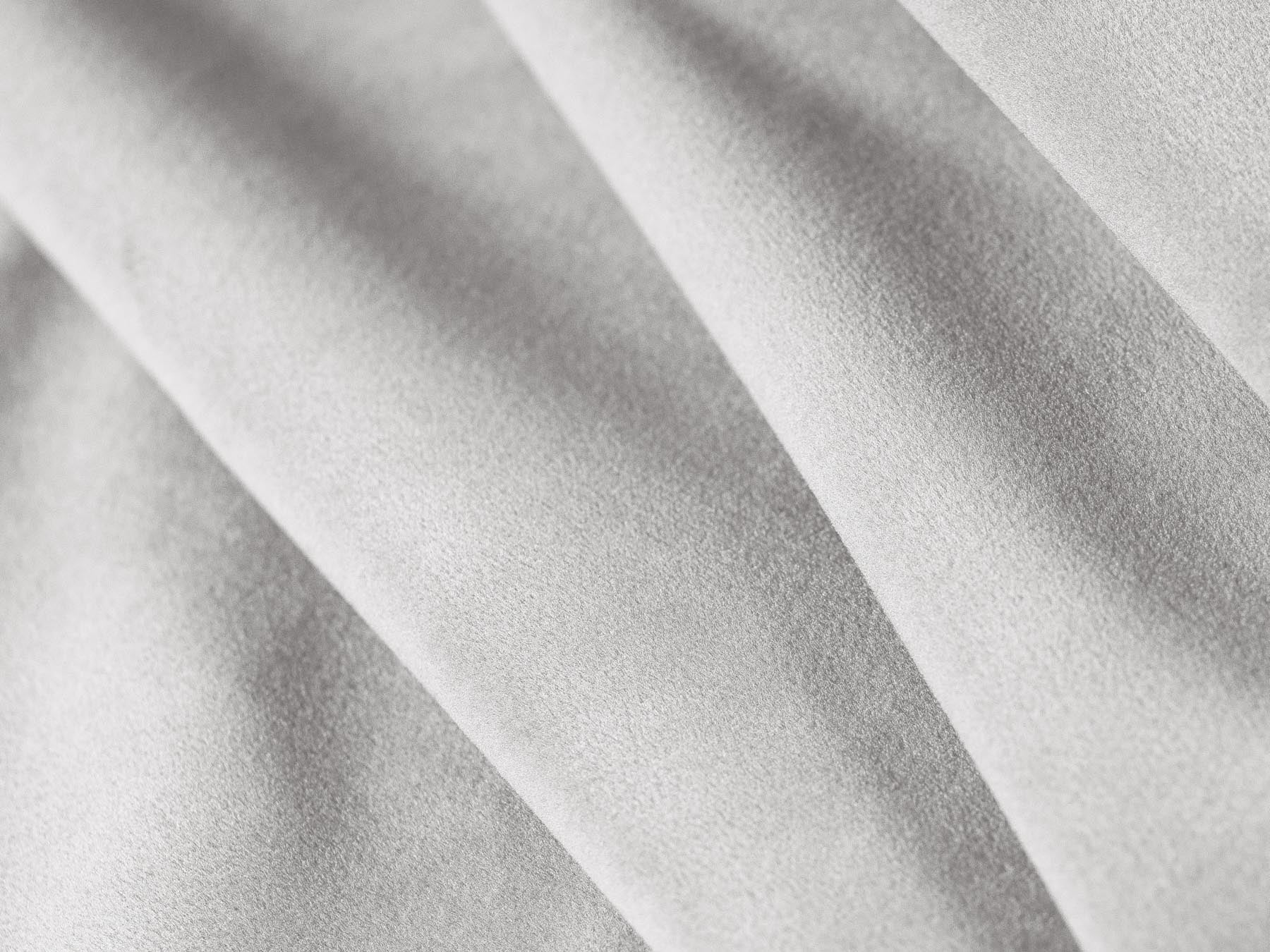 Eleganter 1-Sitzer Sessel Chicago von Cosmopolitan Design, aus hochwertigem Silver-Bluvel, ideal für gemütliche und stilvolle Wohnräume.