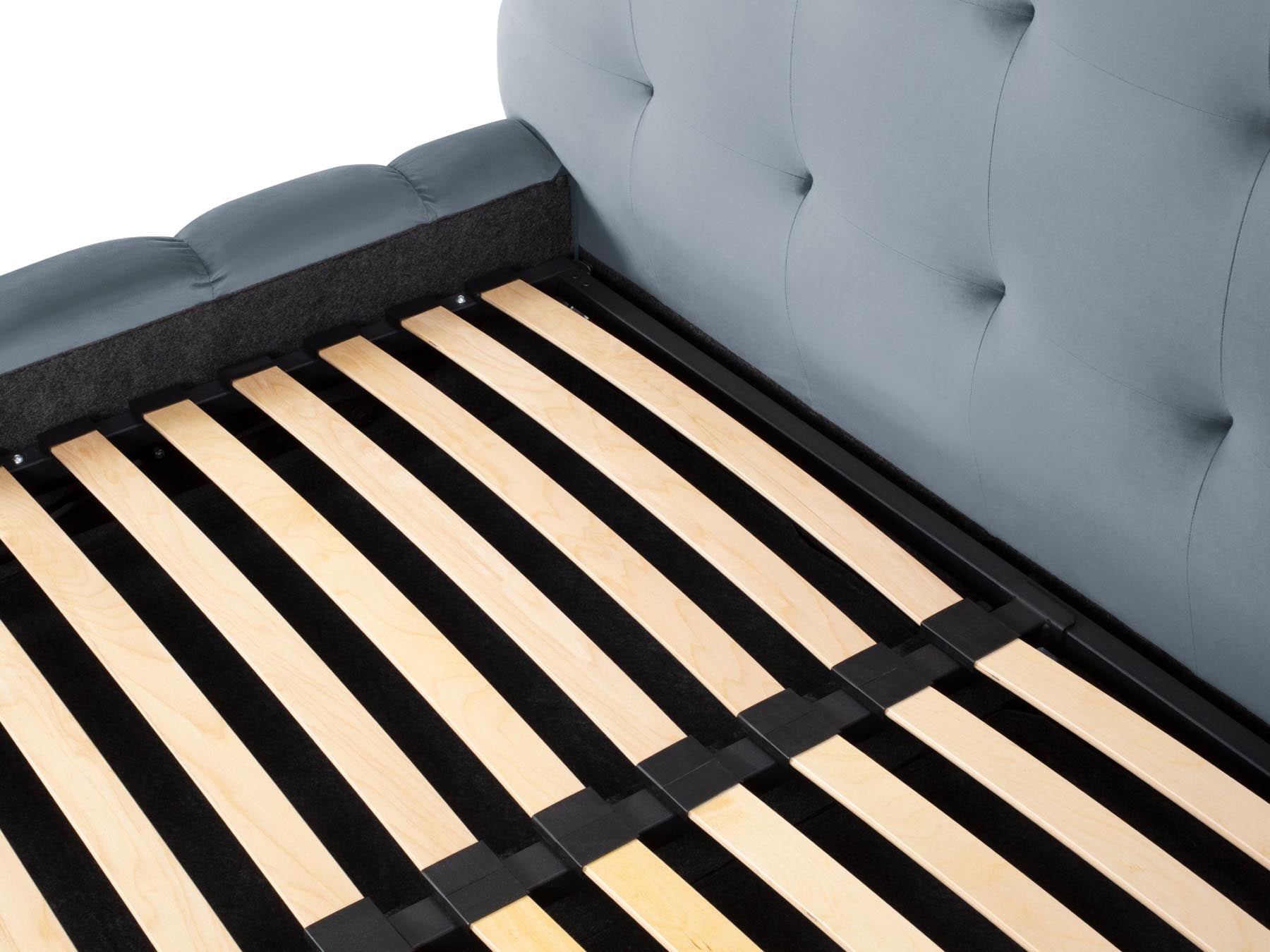 Elegantes Bali Bett in sanftem Hellblau, 140 cm, ausgestattet mit praktischem Stauraum und stilvollem Kopfteil für ein einladendes Ambiente.