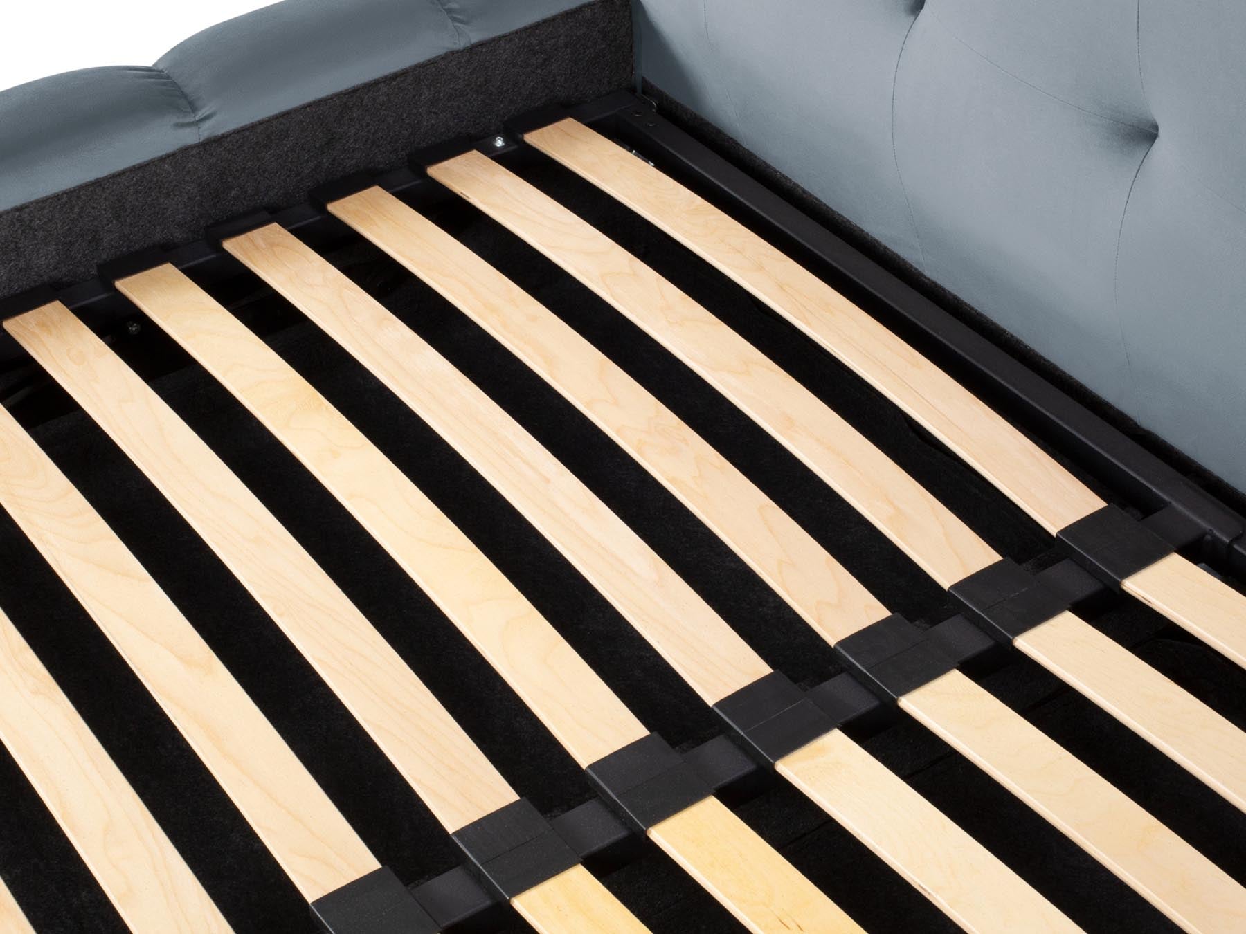 Stilvolles Bali Bett in zartem Hellblau, ausgestattet mit einem doppelten Kopfteil und cleverem Stauraum für ein funktionales Schlafzimmer.