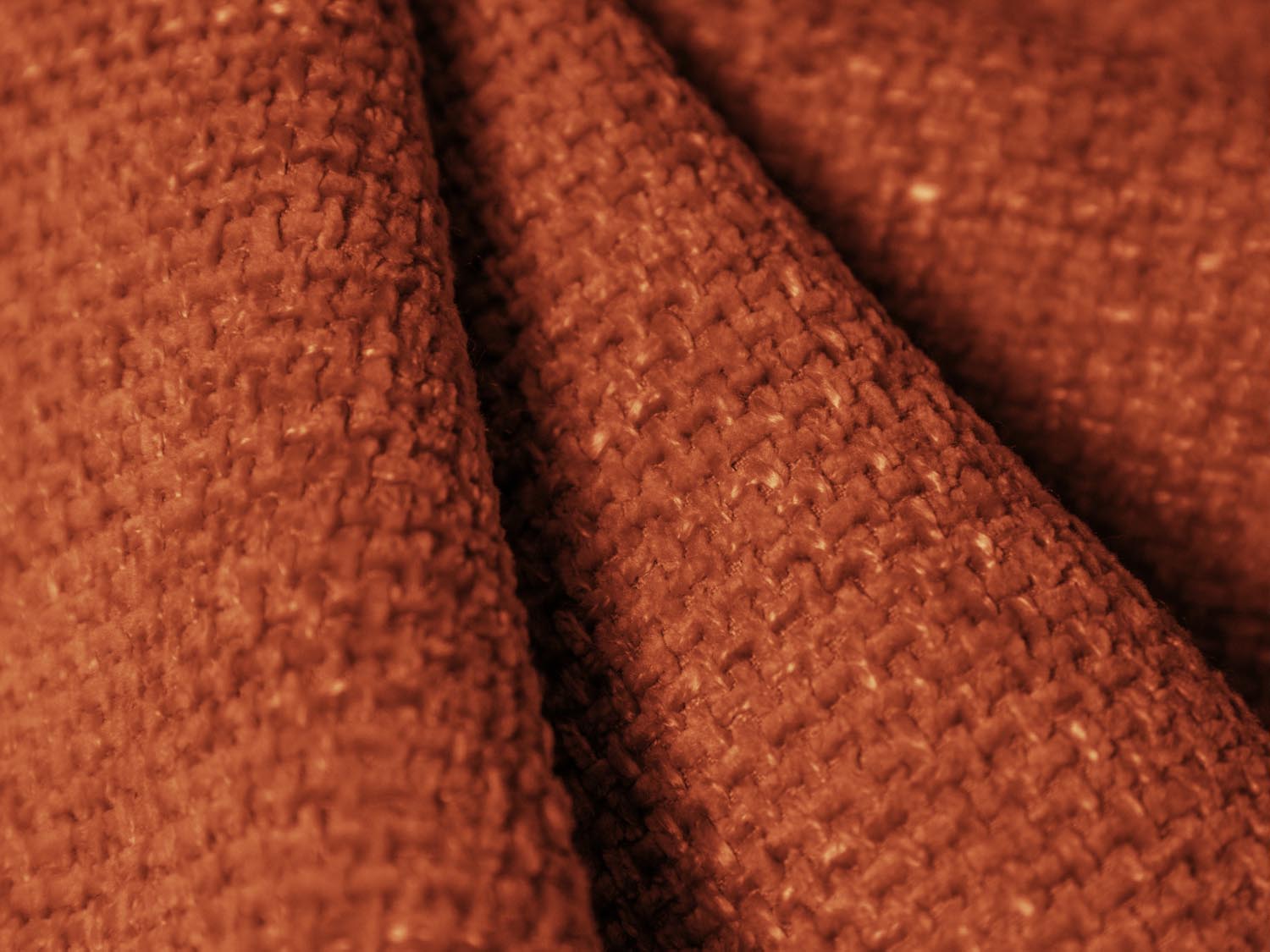 Elegantes Nolio Ecksofa links in warmem Terracotta, großzügig gestaltet für 4 Personen, perfekt für stilvolle und einladende Wohnbereiche.