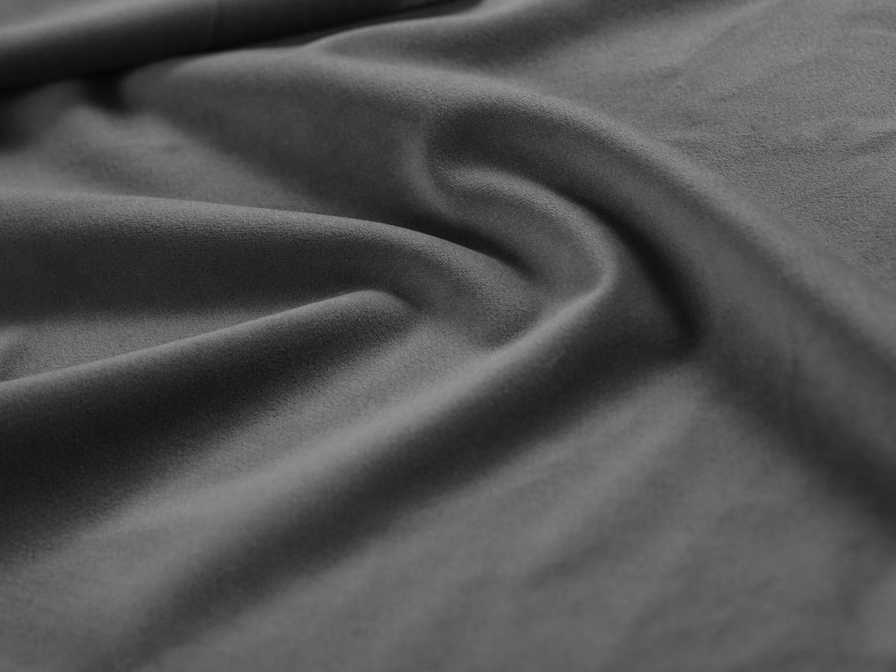 Modernes 2-Sitzer Ecksofa Treno in stilvollem Grau-Bluvel, ideal für gemütliche Abende und ein elegantes Wohnambiente.