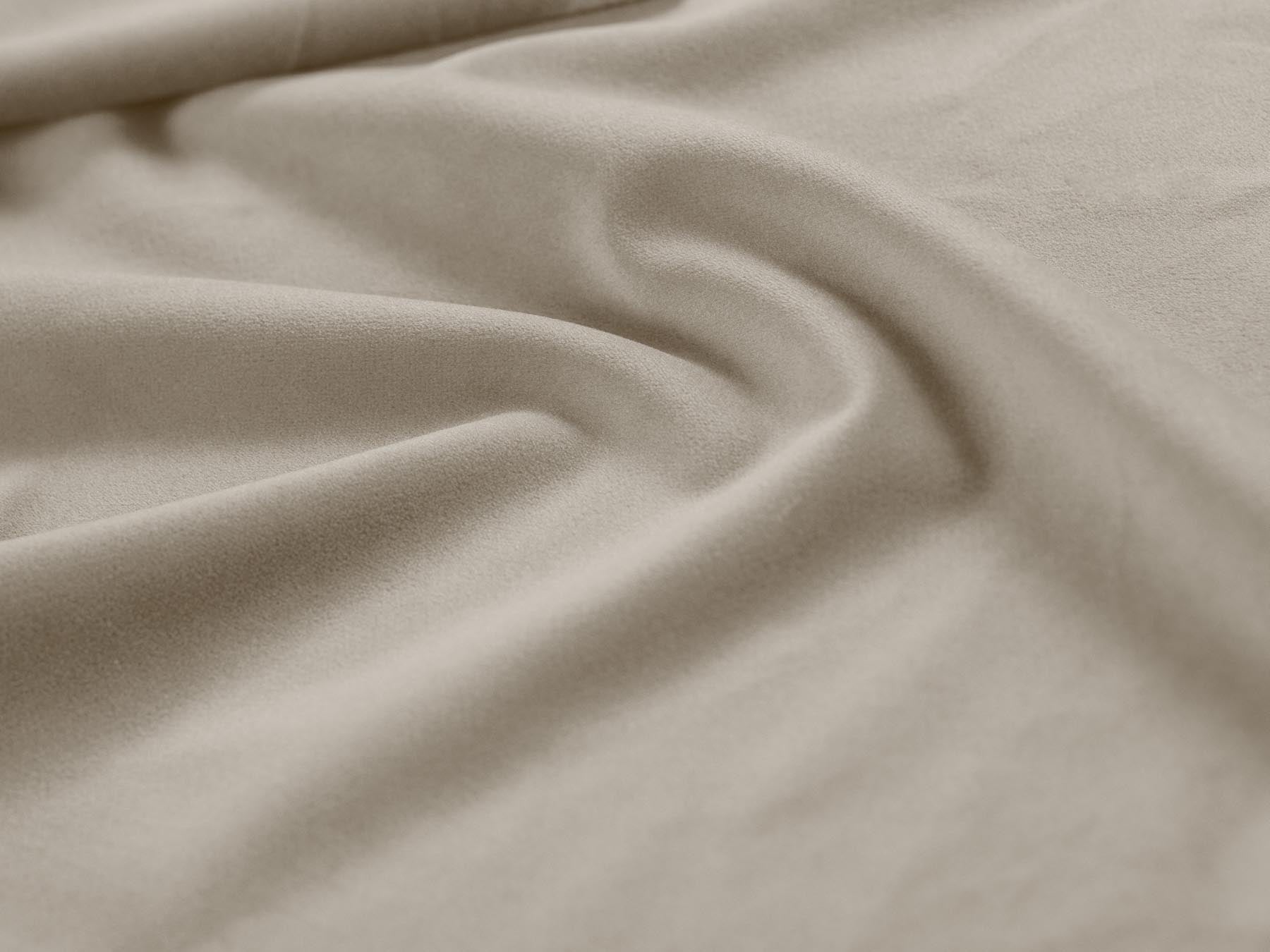 Elegantes 2-Sitzer Ecksofa Treno in edlem Dunkelbeige, ideal für stilvolle Wohnräume und gemütliche Stunden. Entdecken Sie es bei Cosmopolitan Design.