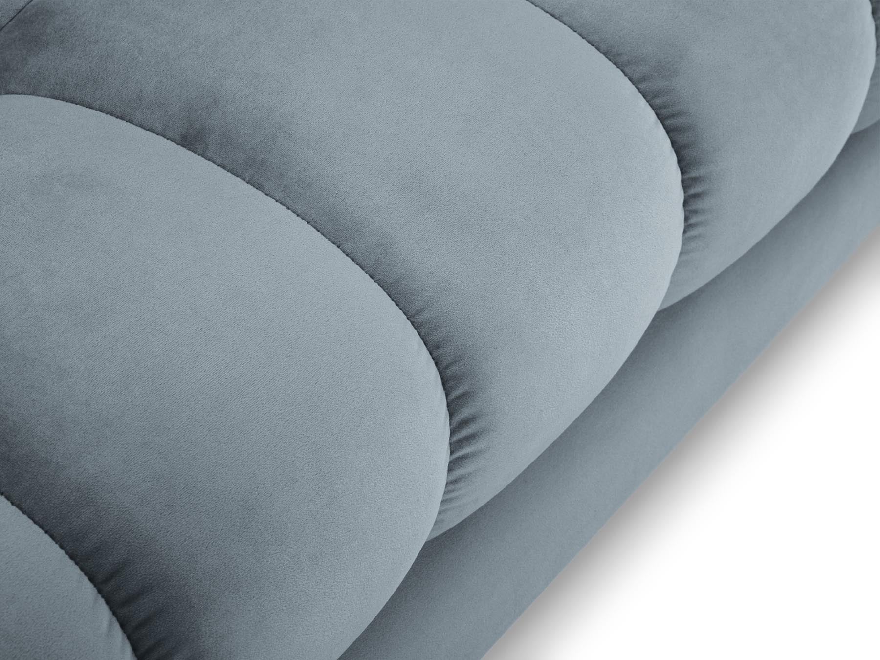 Geräumiges 7-Sitzer Panoramic Sofa Bali in zartem Hellblau, perfekt für entspannte Stunden und gesellige Zusammenkünfte.