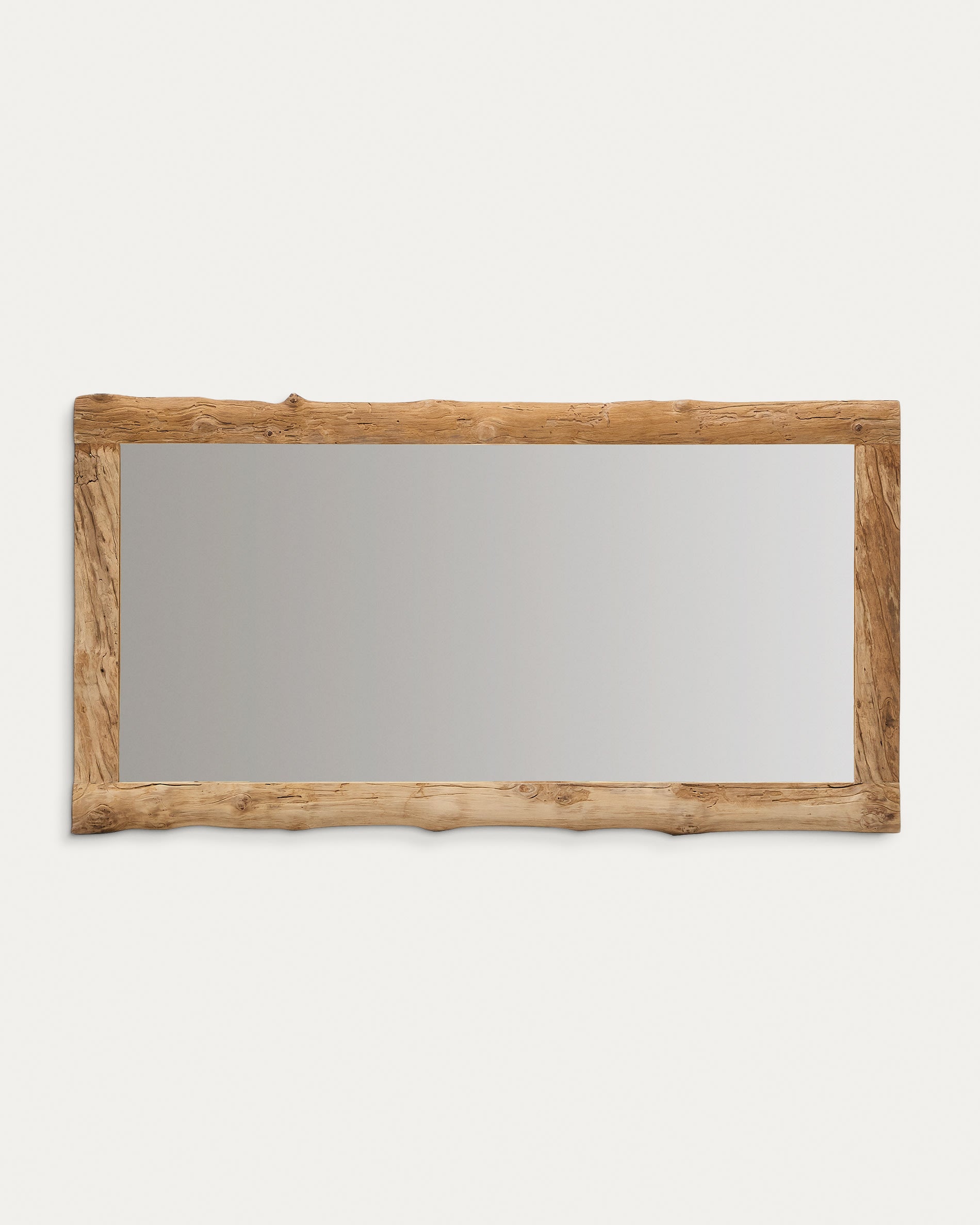 Der Ibro Spiegel von Kave Home: Eleganz und Funktionalität vereint in einem 105 x 200 cm grossen Holzrahmen.