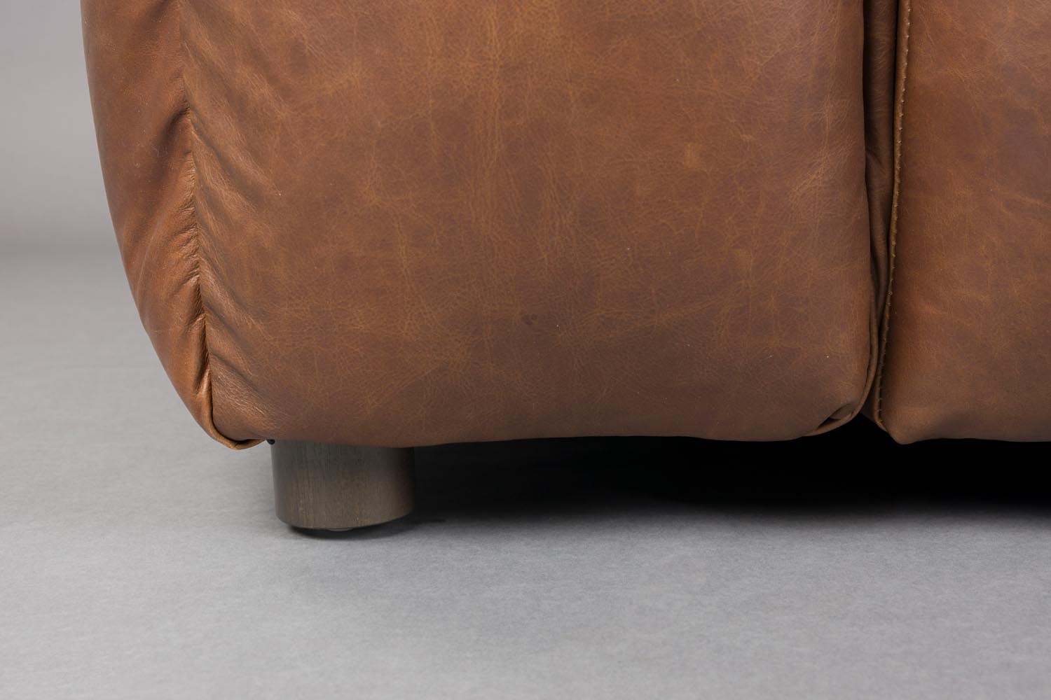 Stilvolles 3-Sitzer Sofa Hackman von Dutchbone, aus hochwertigem Velours, kombiniert zeitloses Retro-Design mit gemütlichem Sitzkomfort.