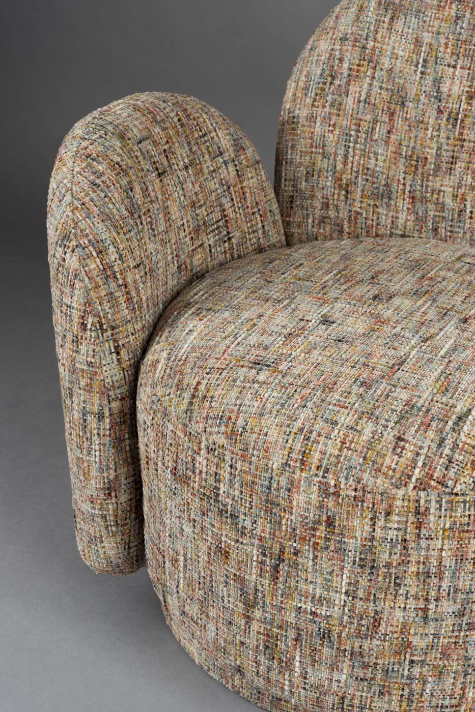 Der farbenfrohe Drehsessel Rose Multicolour von Dutchbone vereint modernes Design mit Komfort und bringt fröhliche Akzente in jeden Raum.