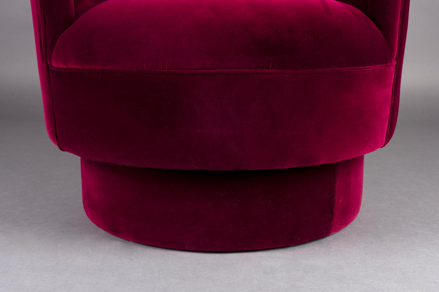 Der Sessel Dorothy von Dutchbone ist ein eleganter Drehsessel aus Samt, der Komfort und modernes Design in Ihr Zuhause bringt.