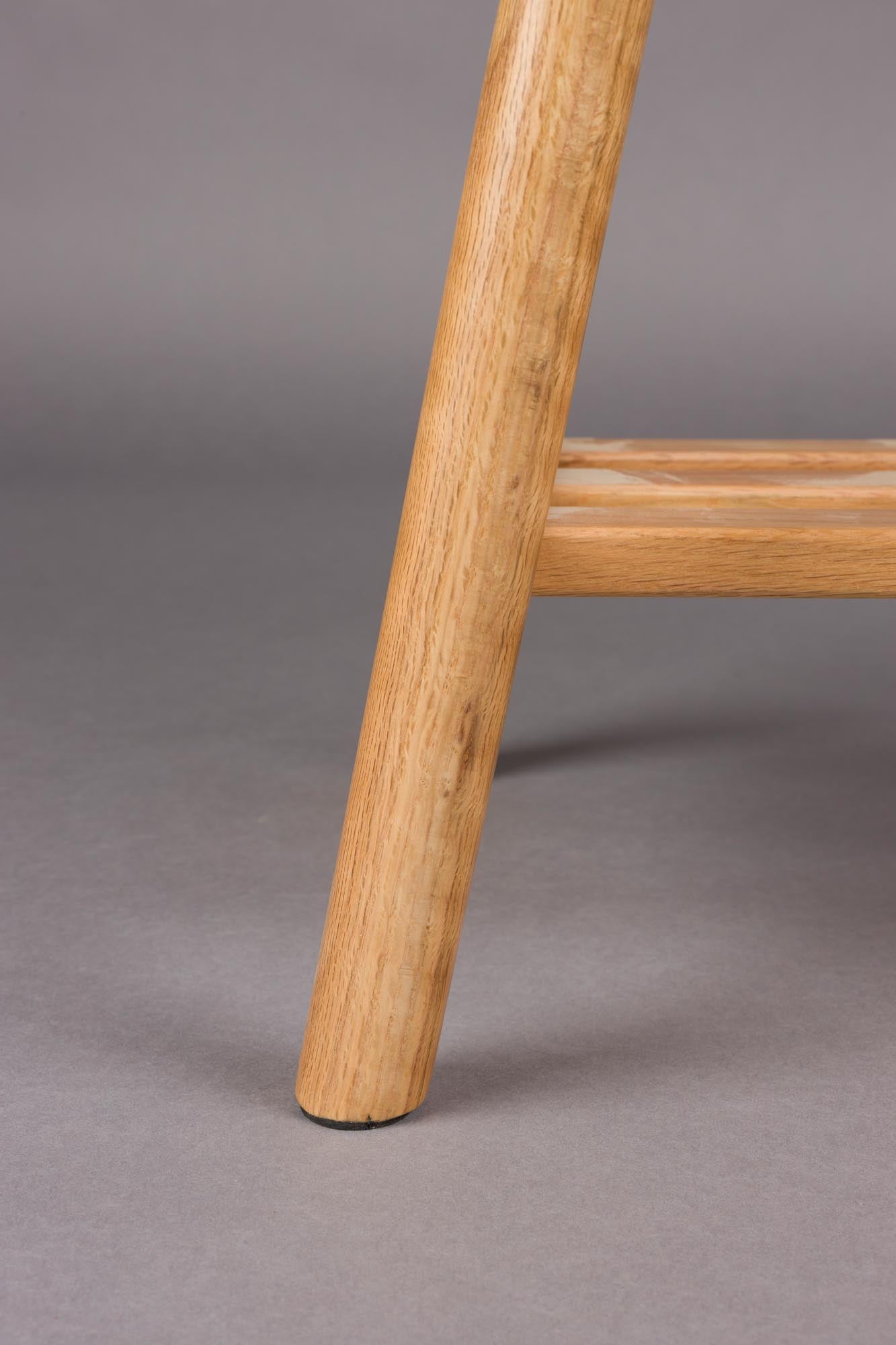 Der Hocker Kintaro von Dutchbone vereint modernes Design mit Funktionalität und eignet sich perfekt für jeden Wohnraum.