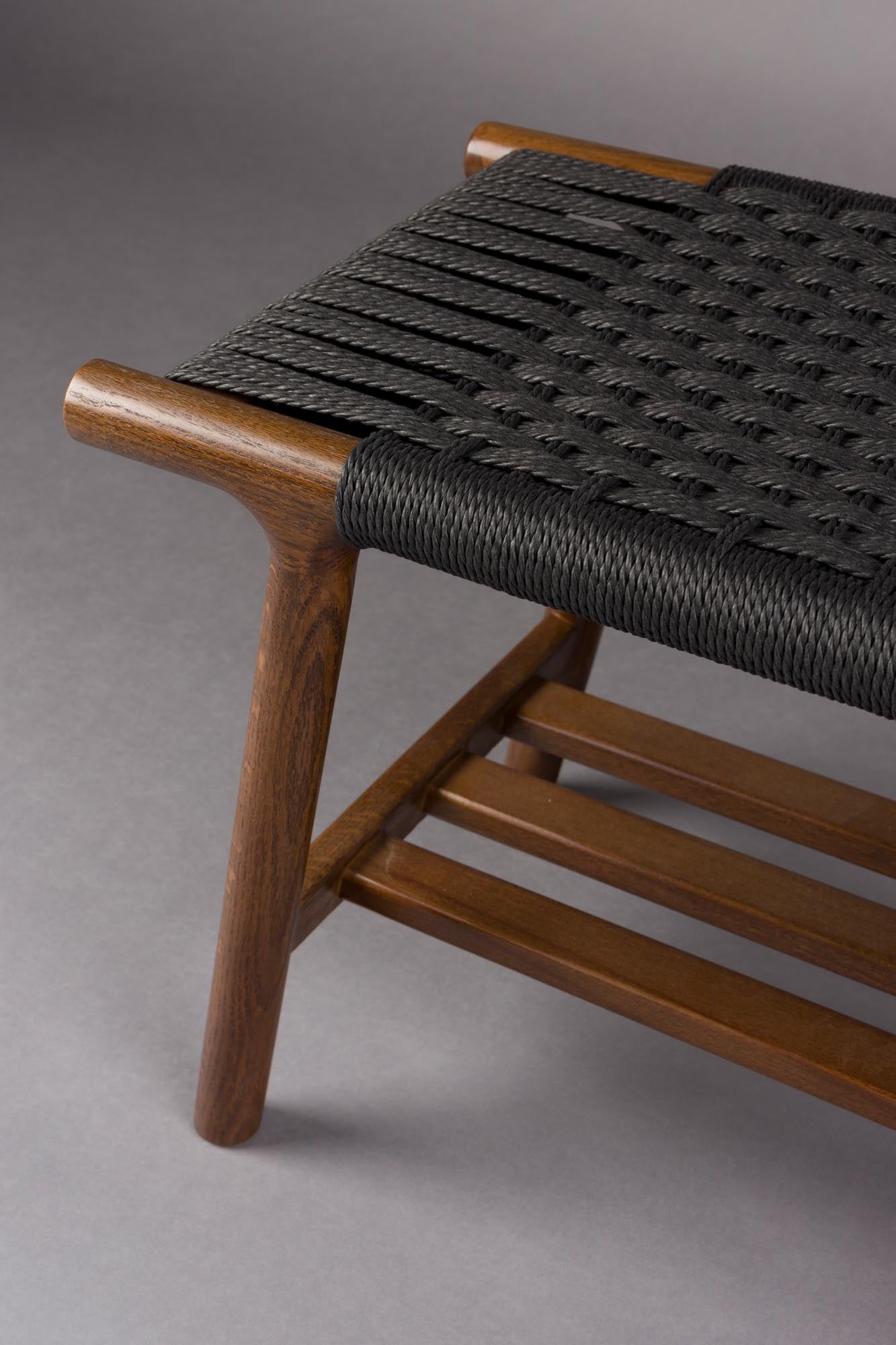 Der Hocker Kintaro von Dutchbone vereint modernes Design mit Funktionalität und ist ideal für jeden Wohnraum.