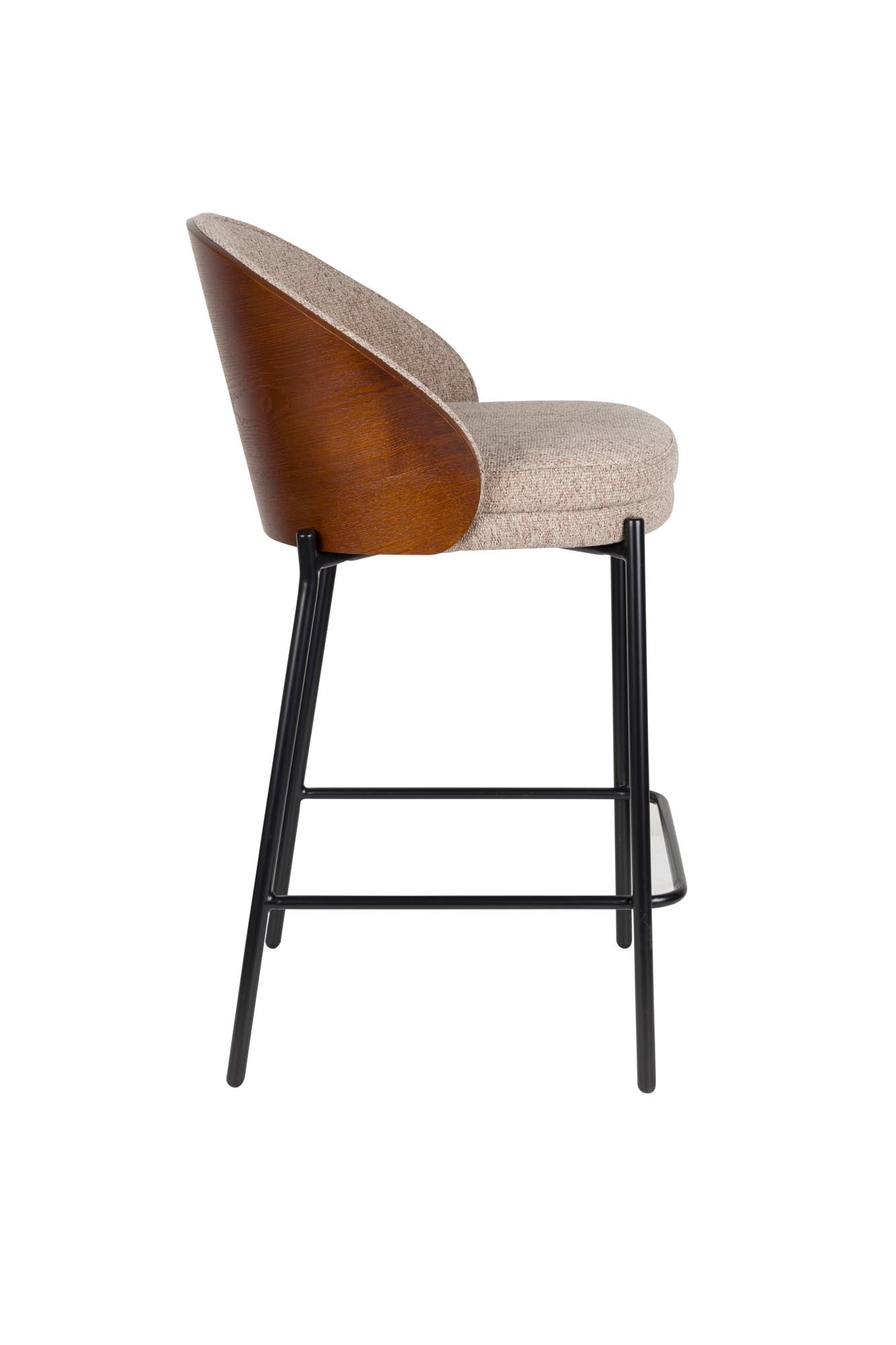Erleben Sie den Barstuhl Rodin Beige von Dutchbone – eine harmonische Verbindung aus Komfort und zeitloser Eleganz für Ihr Zuhause.