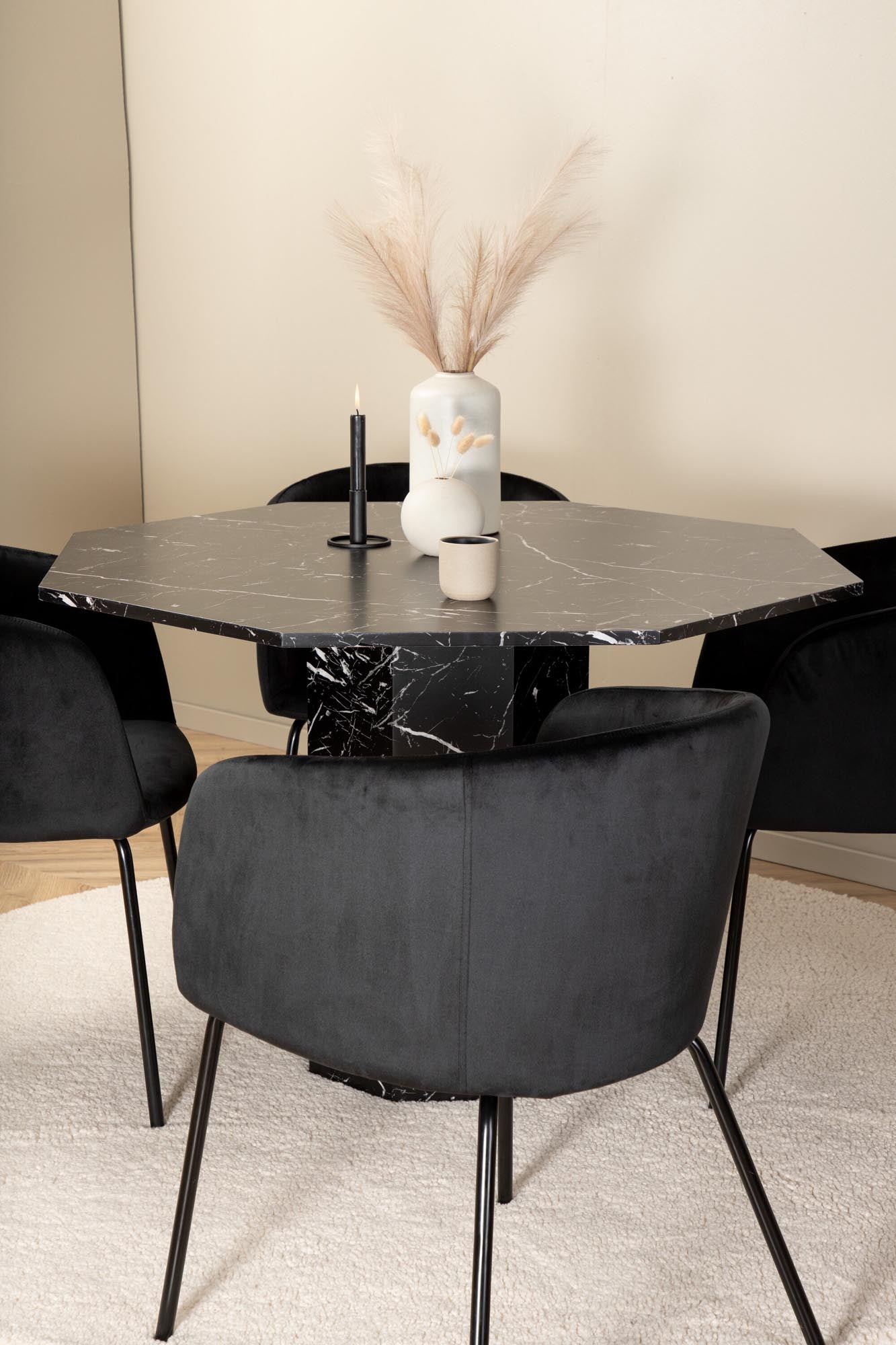 Elegantes Esszimmerset Marbs mit runden Tisch (110 cm) und vier stilvollen Samtstühlen, ideal für gemütliche Essensrunden und gesellige Treffen.