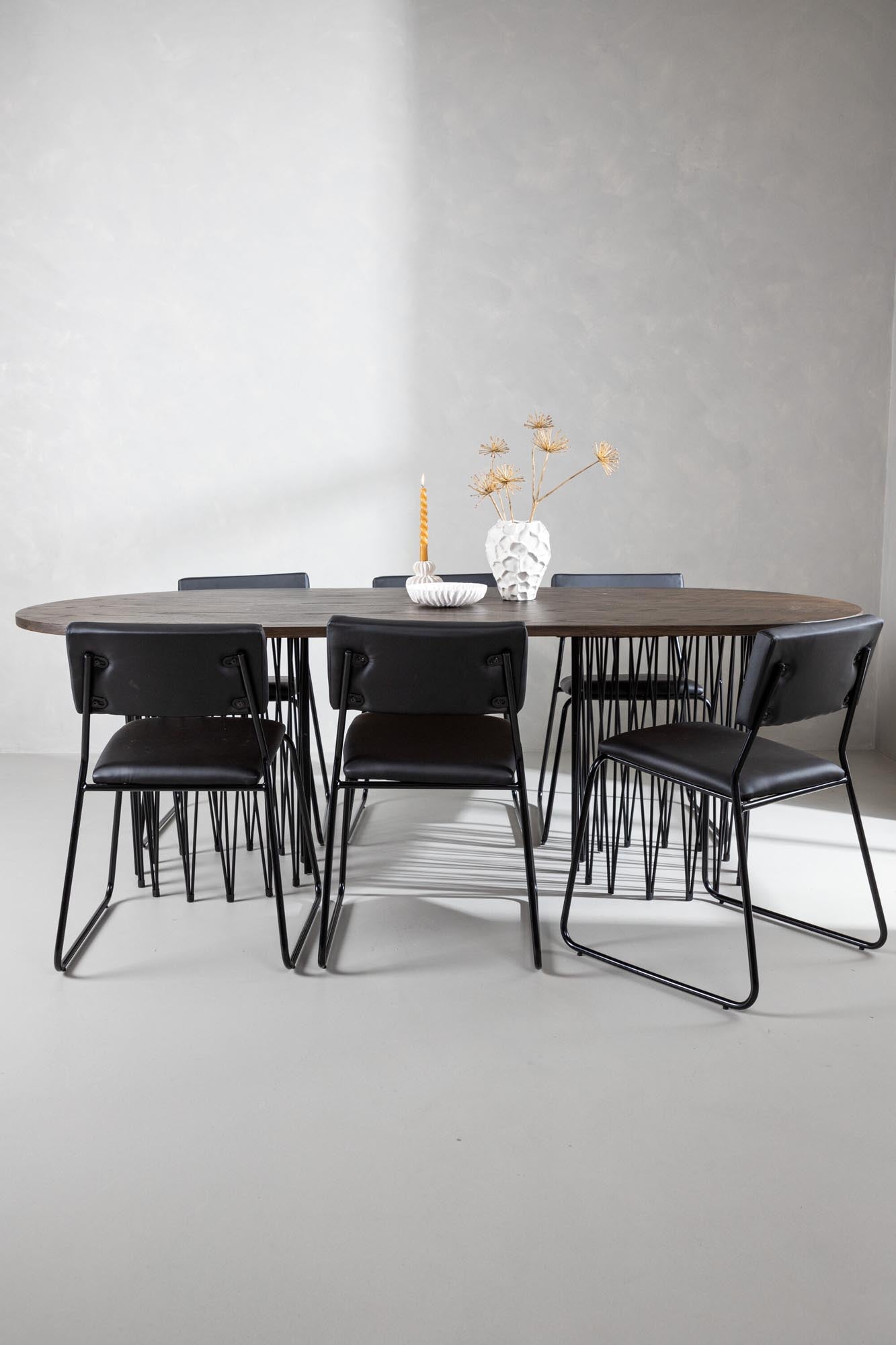 Stilvolles Esszimmerset: Ovaler Tisch für 6 Personen, robuste Metallgestelle, komfortable Kenth Stühle, perfekt für gesellige Abende.