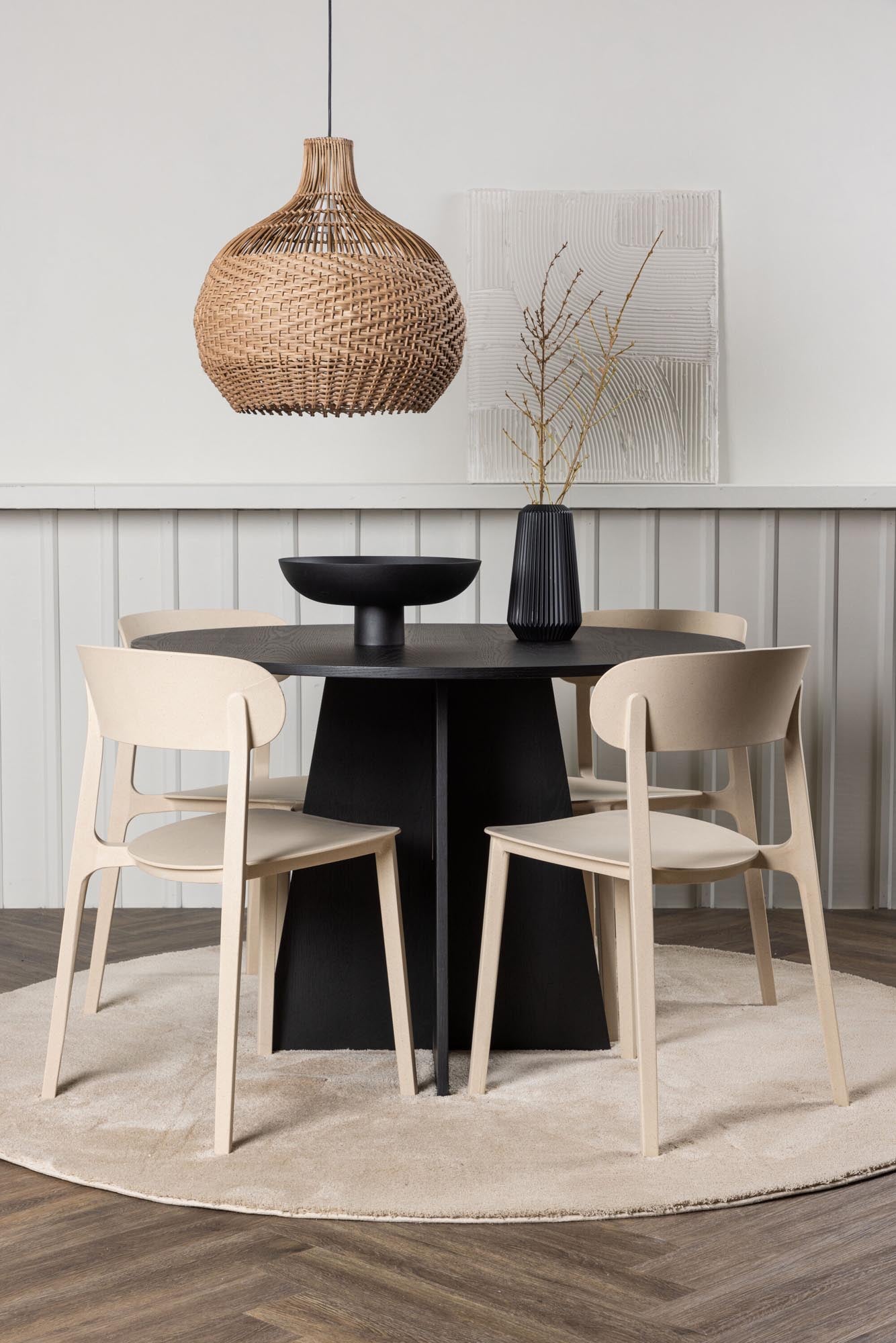 Gestalten Sie Ihr Esszimmer mit dem Bootcut Esszimmerset + Astol von Venture Home: moderner Tisch und stilvolle Stühle für gesellige Momente.