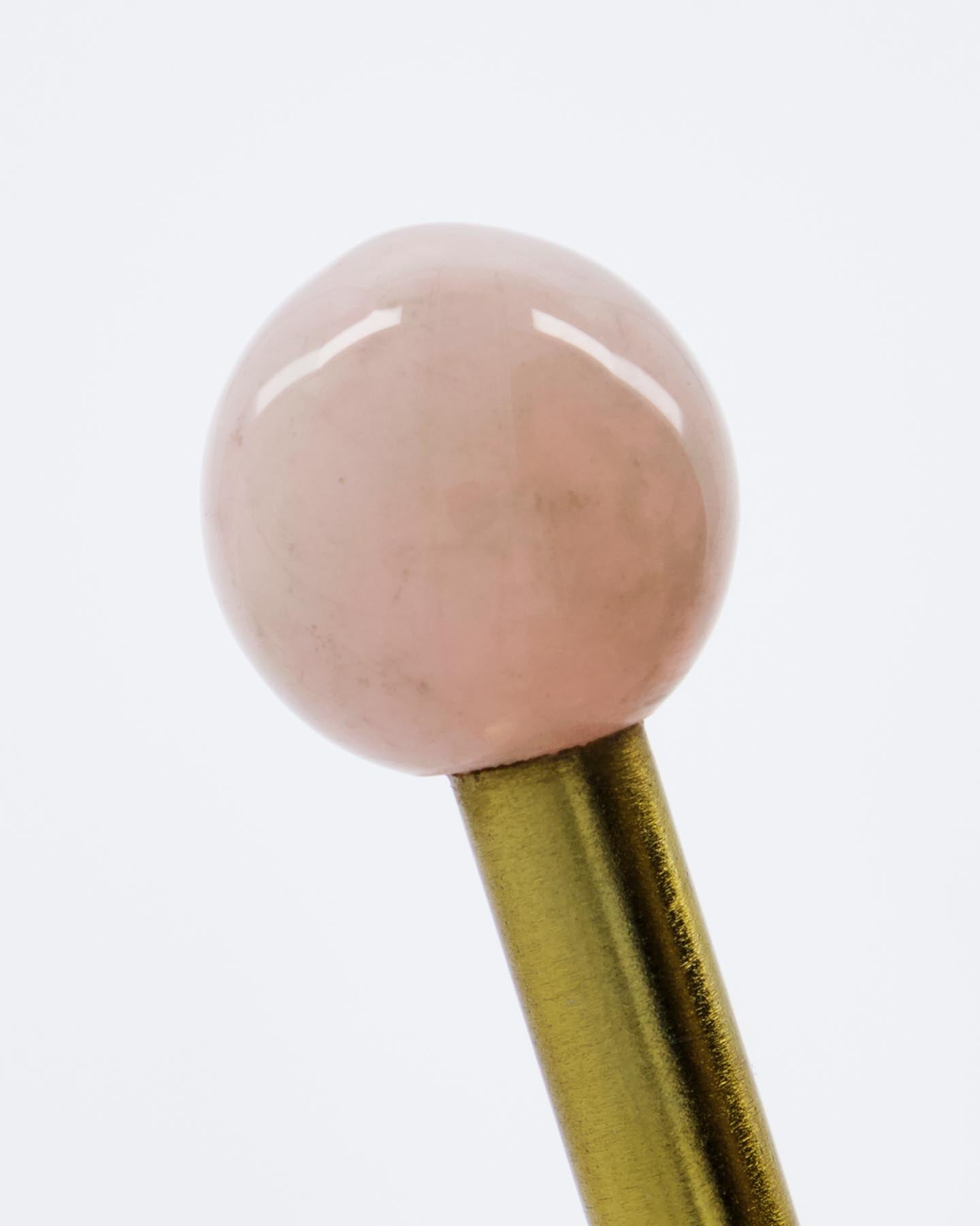 Stylischer HDBall Kleiderhaken in zartem Rosa von House Doctor, perfekt für eine moderne und funktionale Raumgestaltung.