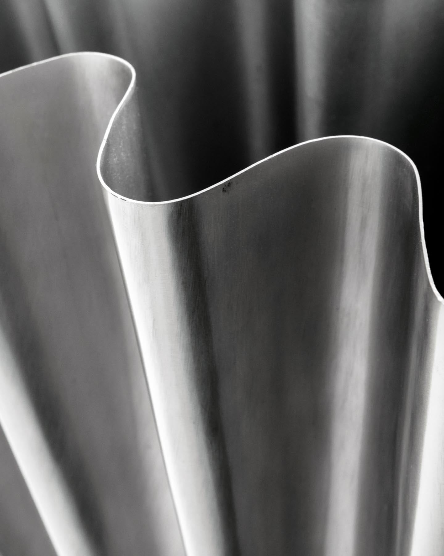 Elegante Vase HDFlood von House Doctor mit stilvollem gebürstetem Silber-Finish, ideal für moderne Wohnräume und kreative Arrangements.
