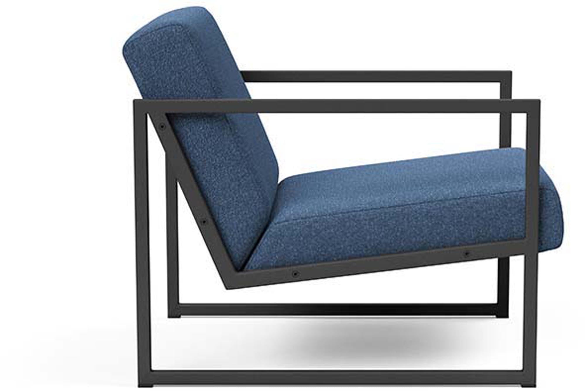Eleganter Vikko Sessel mit bequemen Armlehnen von Innovation Living, ideal für modernes Wohndesign und entspannende Momente.