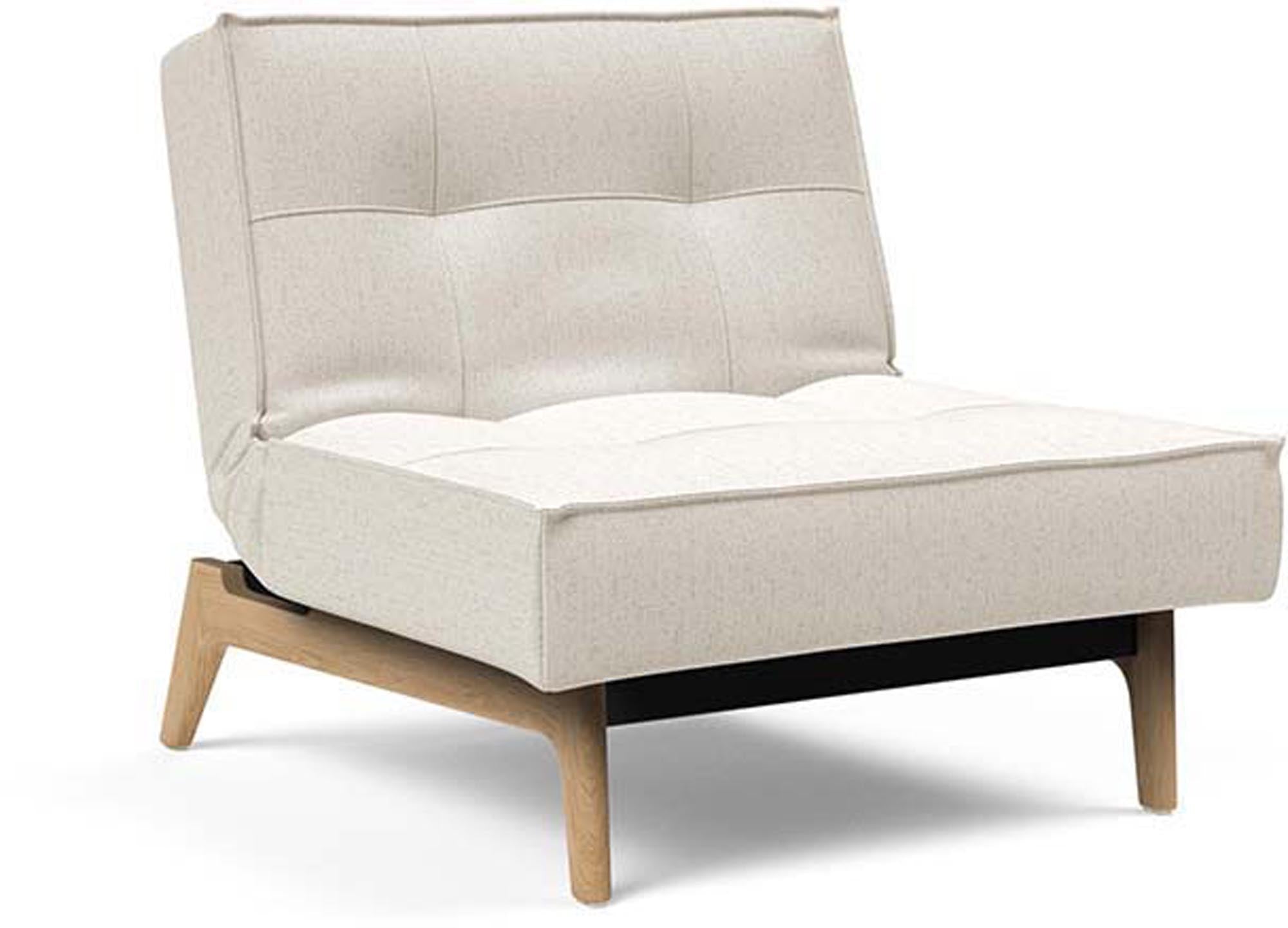 Eleganter Splitback Eik Sessel von Innovation Living, der durch seine zeitgemäße Form und die edle Eichenholzverarbeitung besticht.