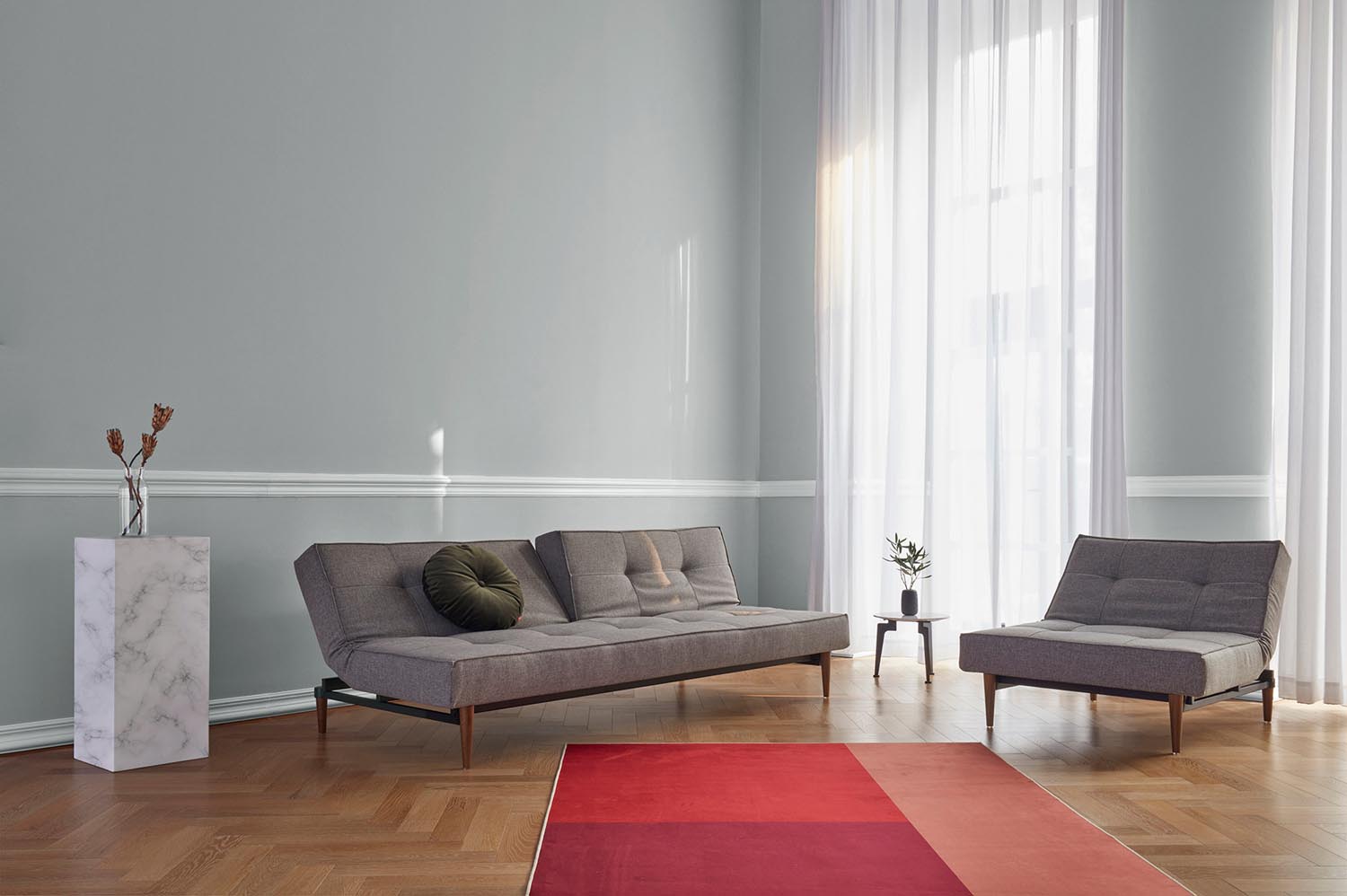 Eleganter Splitback Styletto Sessel von Innovation Living, perfekt für zeitgemäße Einrichtung und gemütliche Stunden.