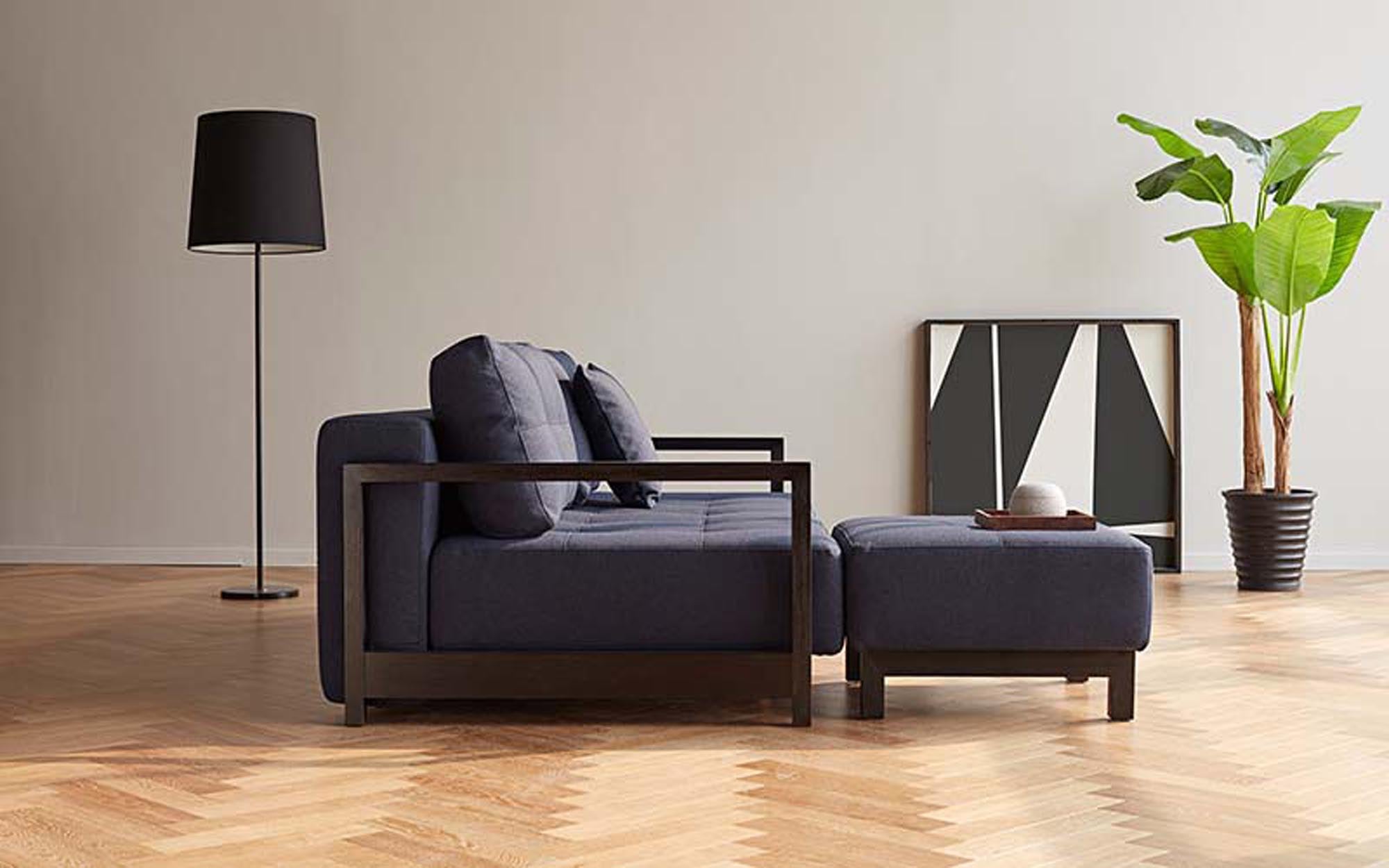 Eleganter Bifrost D.E.L. Ottoman in schwarzer Eiche, ideal für moderne Wohnräume und als praktisches Möbelstück für zusätzlichen Komfort.