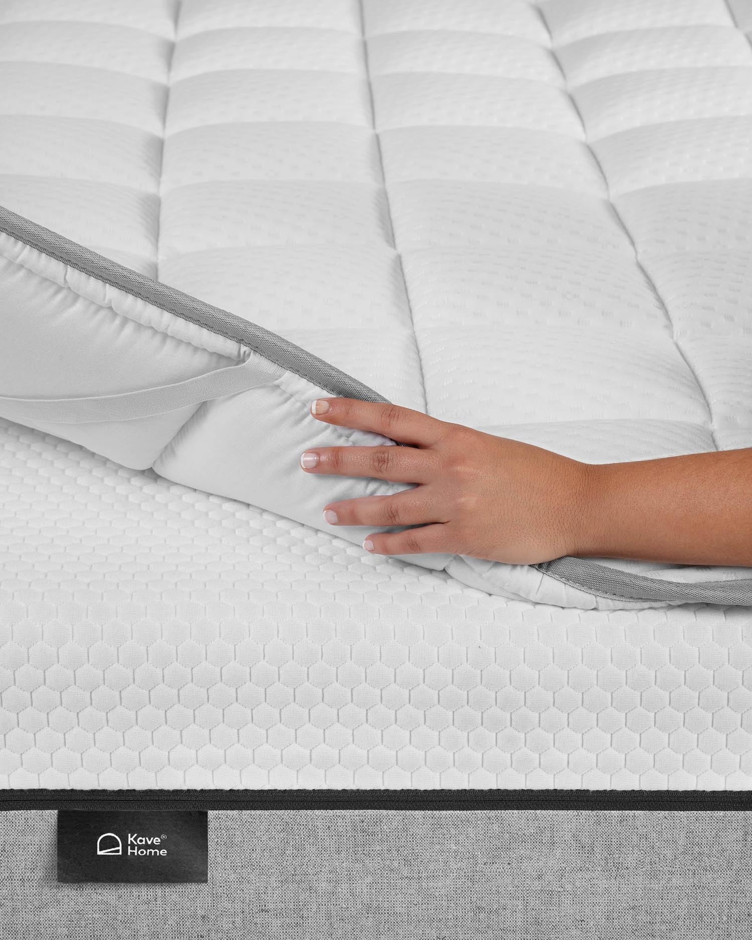 Erleben Sie erholsamen Schlaf mit dem Topper Freya 90 x 200 cm von Kave Home. Atmungsaktives AirGel® und hygienisches Sanitized-Gewebe sorgen für Komfort und Sicherheit.