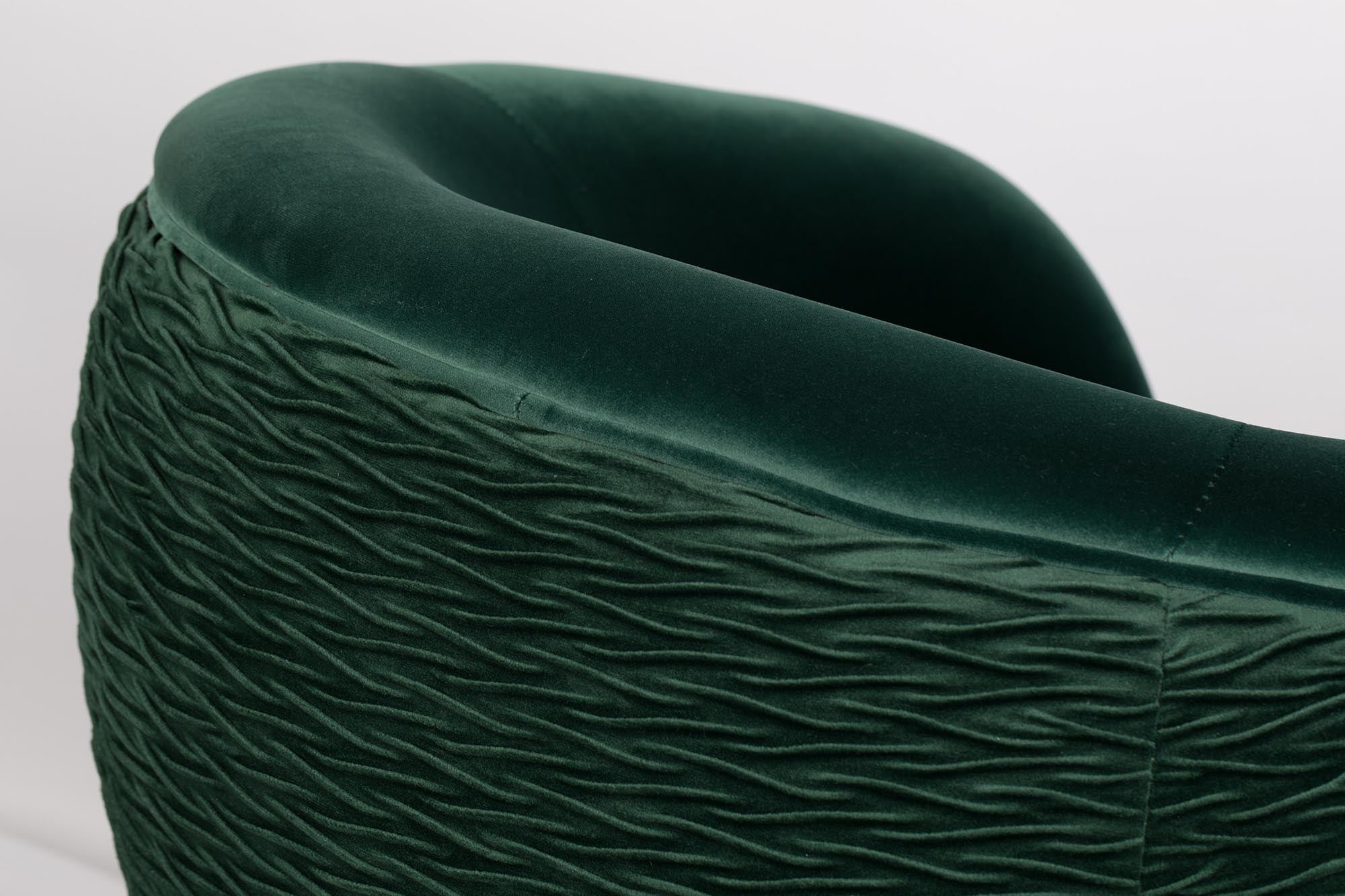 Der SO CURVY Loungesessel von Bold Monkey begeistert mit seinem geschwungenen Design und bietet maximalen Komfort für jeden Raum.