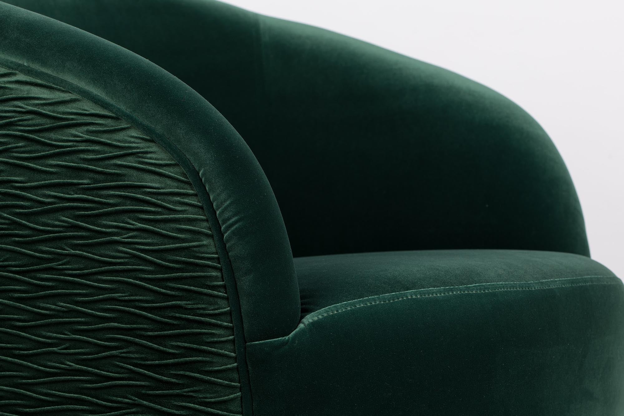 Der SO CURVY Loungesessel von Bold Monkey vereint stilvolle Eleganz mit optimalem Sitzkomfort und ist der perfekte Blickfang für Ihr Zuhause.