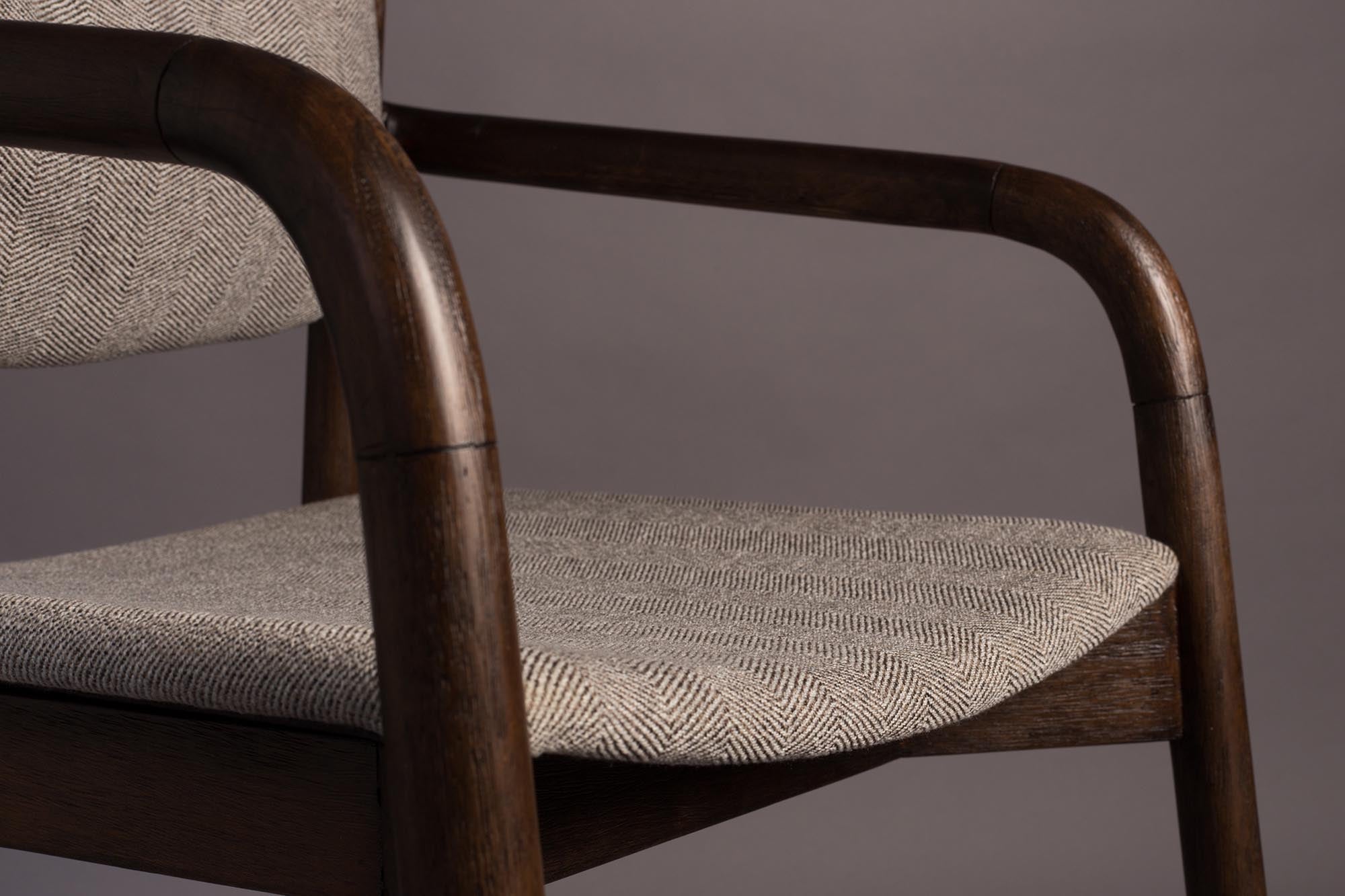 Stylischer Armlehnstuhl Torrance in warmem Braun, gefertigt aus robustem Polyester und Akazienholz, perfekt für moderne Wohnräume.