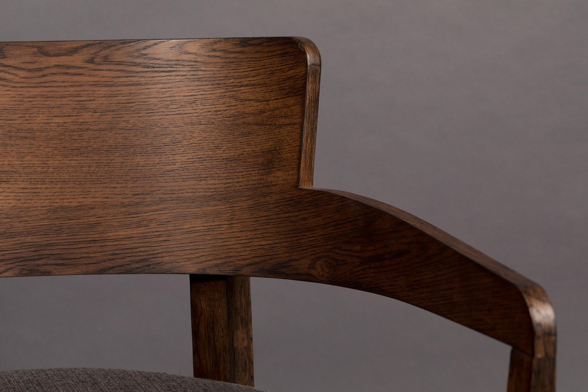 Eleganter Loungesessel Duran von Dutchbone, ideal für gemütliche Stunden, vereint Komfort und modernes Design in einem stilvollen Möbelstück.