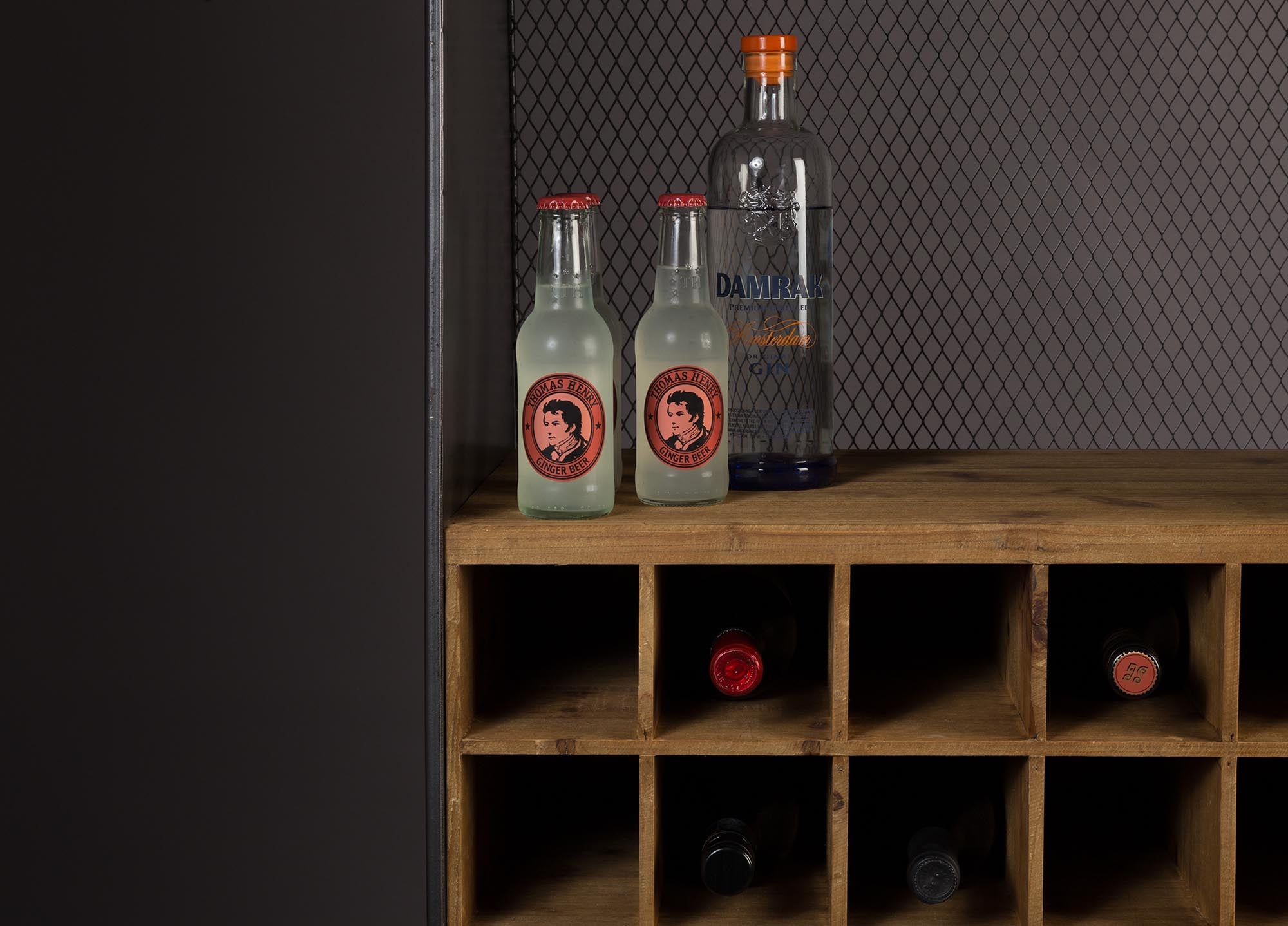 Stilvolles Dutchbone Vino Cabinet aus hochwertigem Holz, perfekt für die ansprechende Lagerung und Präsentation Ihrer Weine.