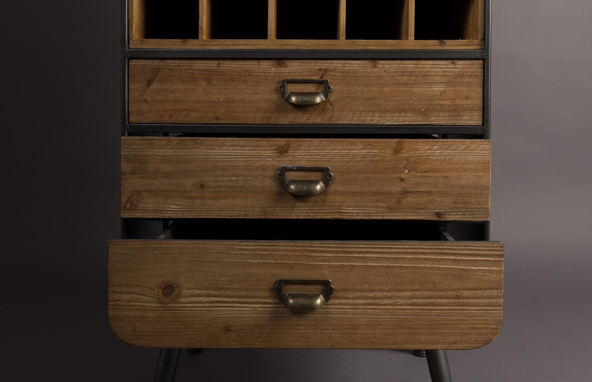 Entdecken Sie das Dutchbone Cabinet Vino – ein elegantes Möbelstück, das Ihre Weinsammlung stilvoll präsentiert und jeden Raum aufwertet.