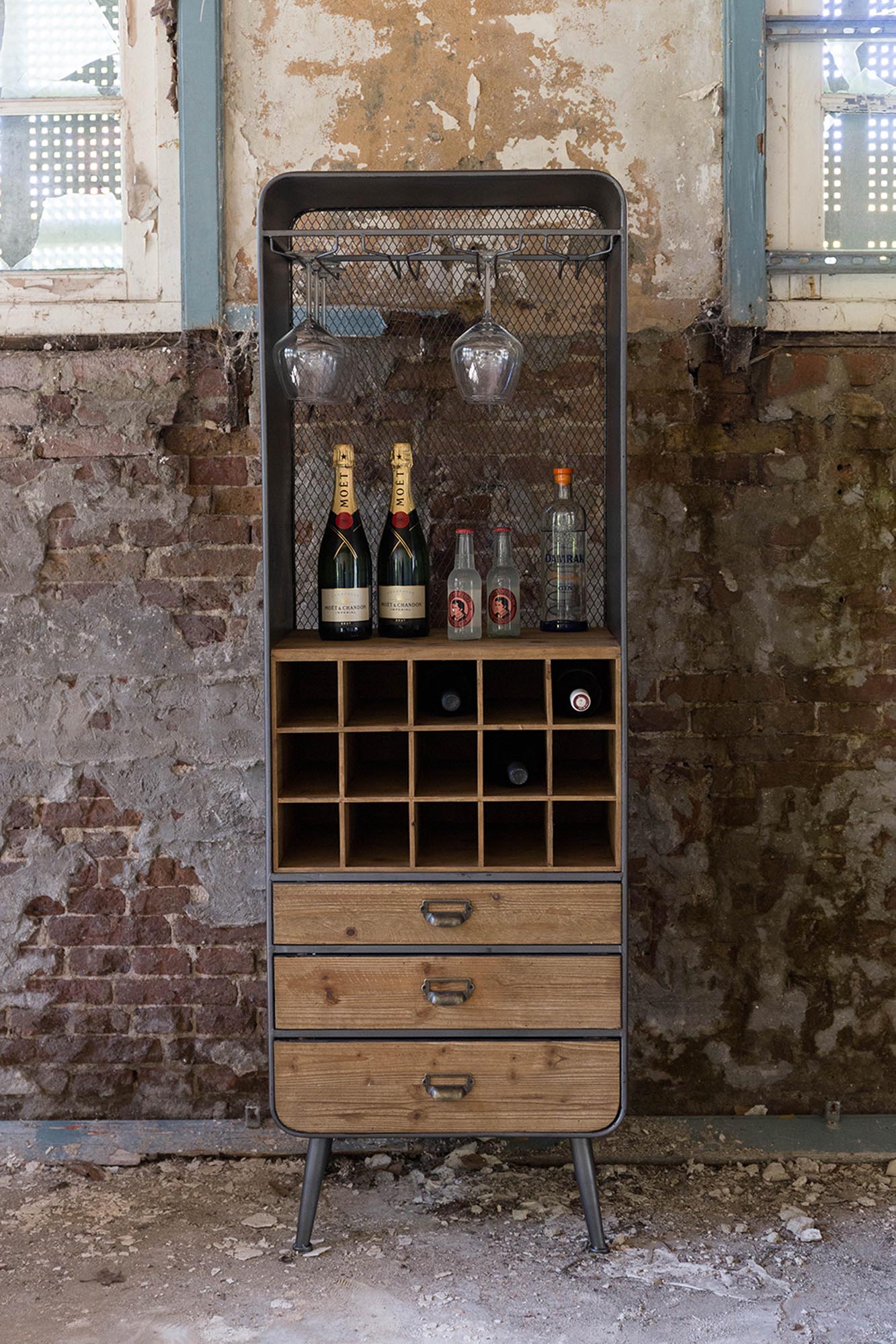 Entdecken Sie das elegante Cabinet VINO von Dutchbone – die perfekte Lösung zur stilvollen Aufbewahrung Ihrer Weinflaschen und Gläser.