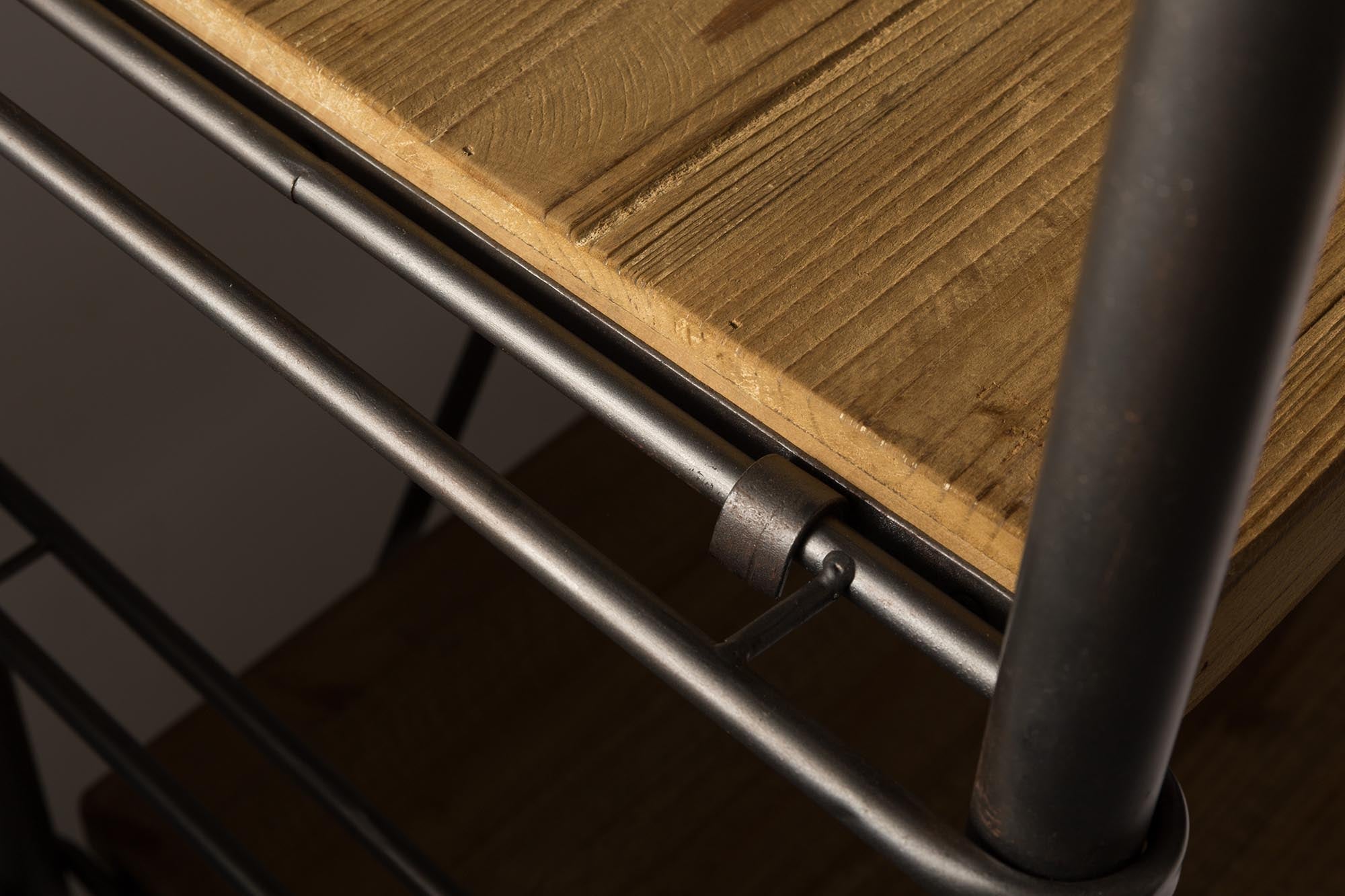 Elegantes Regal Iron von Dutchbone, das industriellen Charme und praktische Aufbewahrung in einem modernen Design vereint.