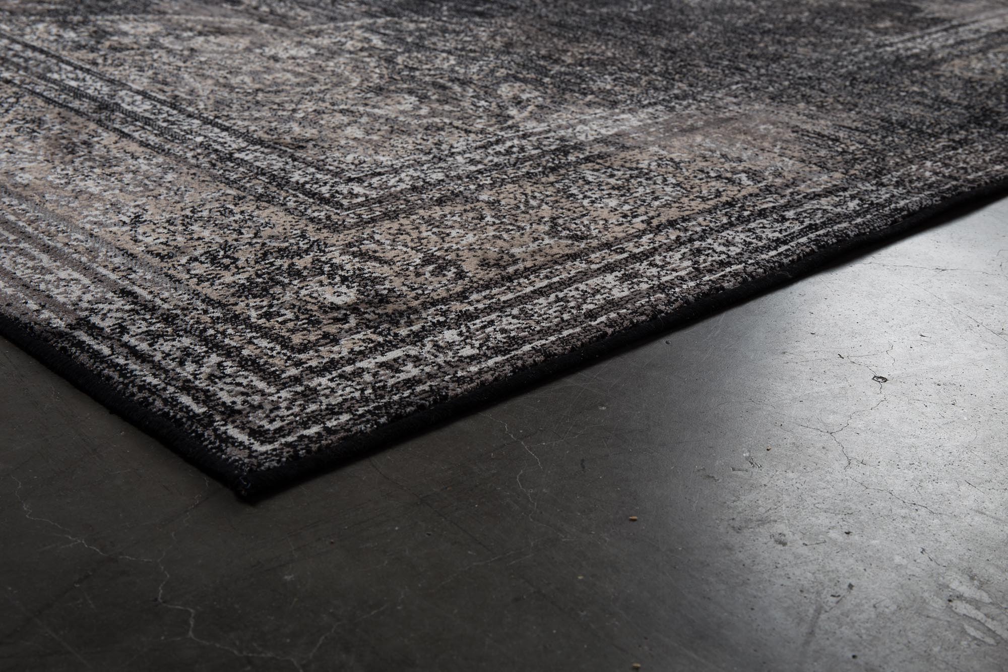 Der Teppich Rugged von Dutchbone besticht durch seine robuste Textur und erdigen Farbtöne, ideal für gemütliche und moderne Einrichtungsstile.