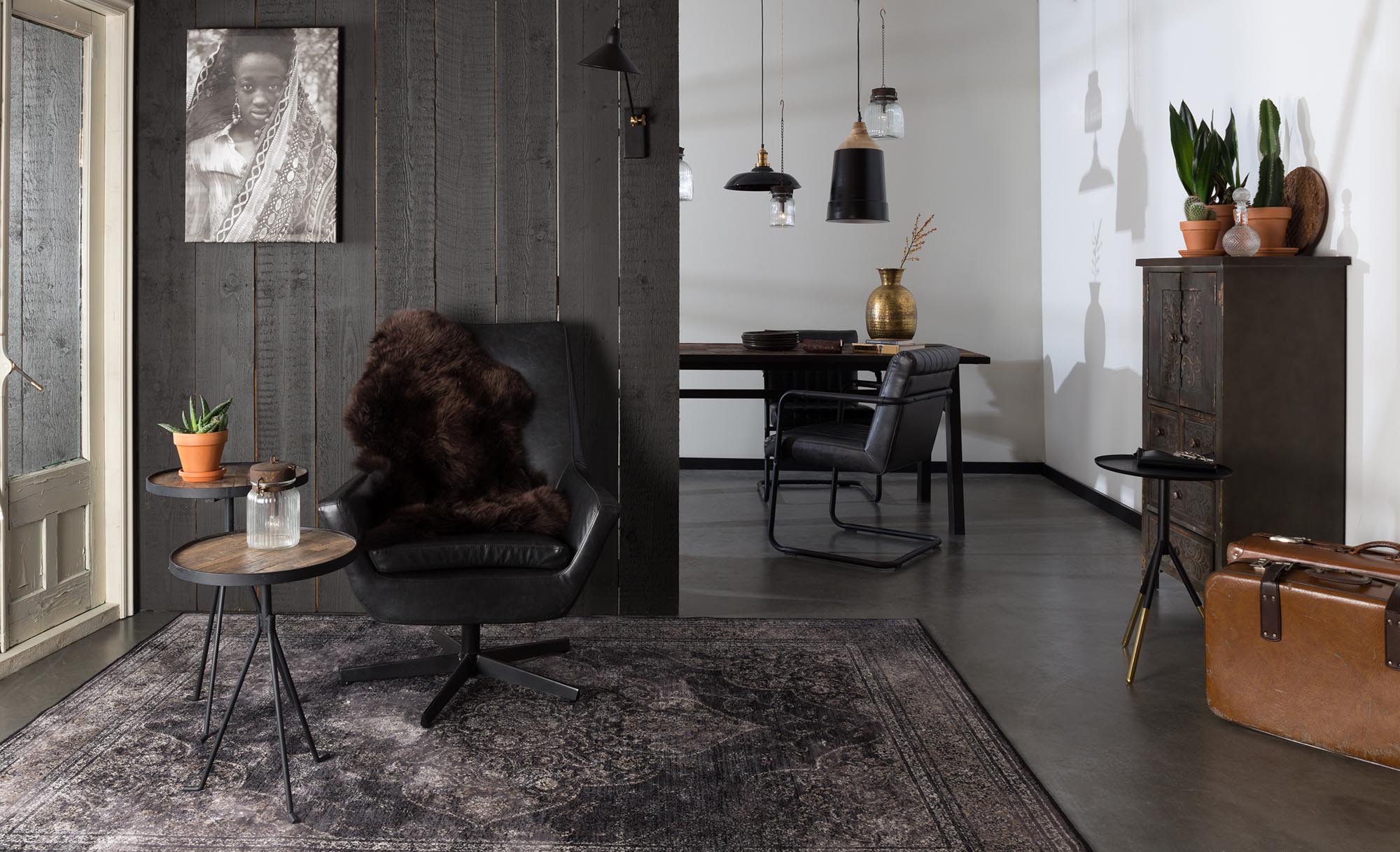 Der Teppich Rugged von Dutchbone besticht durch seine robuste Textur und erdigen Farbtöne, ideal für gemütliche und moderne Einrichtungsstile.