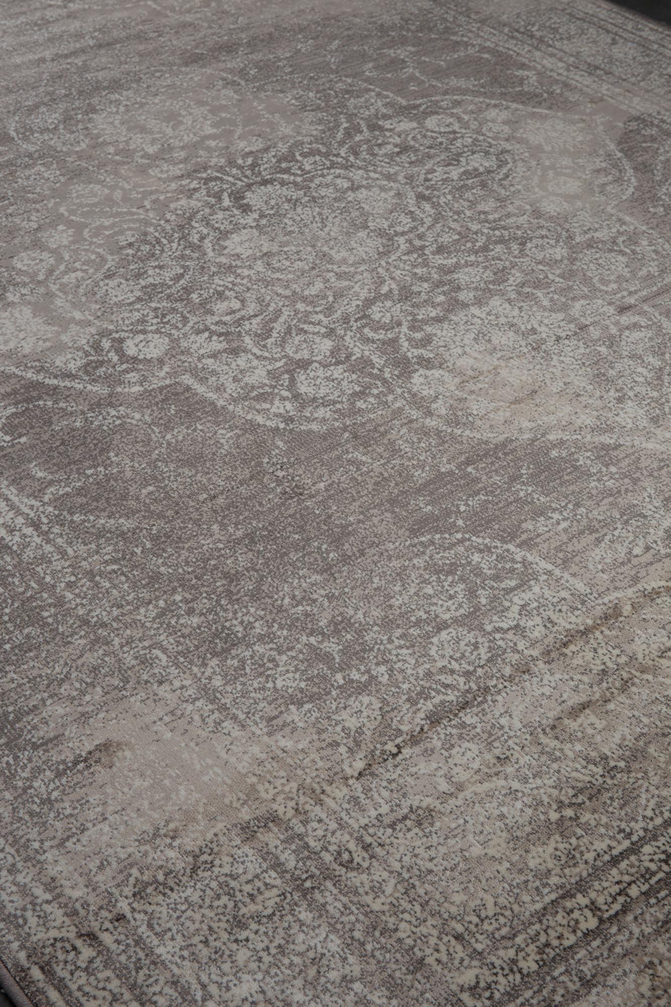 Der Teppich Rugged von Dutchbone besticht durch seine robuste Textur und erdige Farbpalette, ideal für gemütliche und moderne Interieurs.