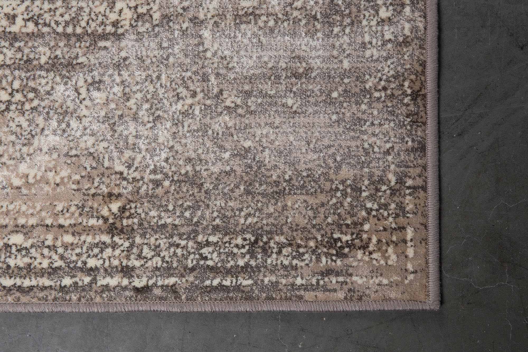 Der Teppich Rugged von Dutchbone besticht durch seine robuste Textur und erdige Farbpalette, ideal für gemütliche und moderne Interieurs.