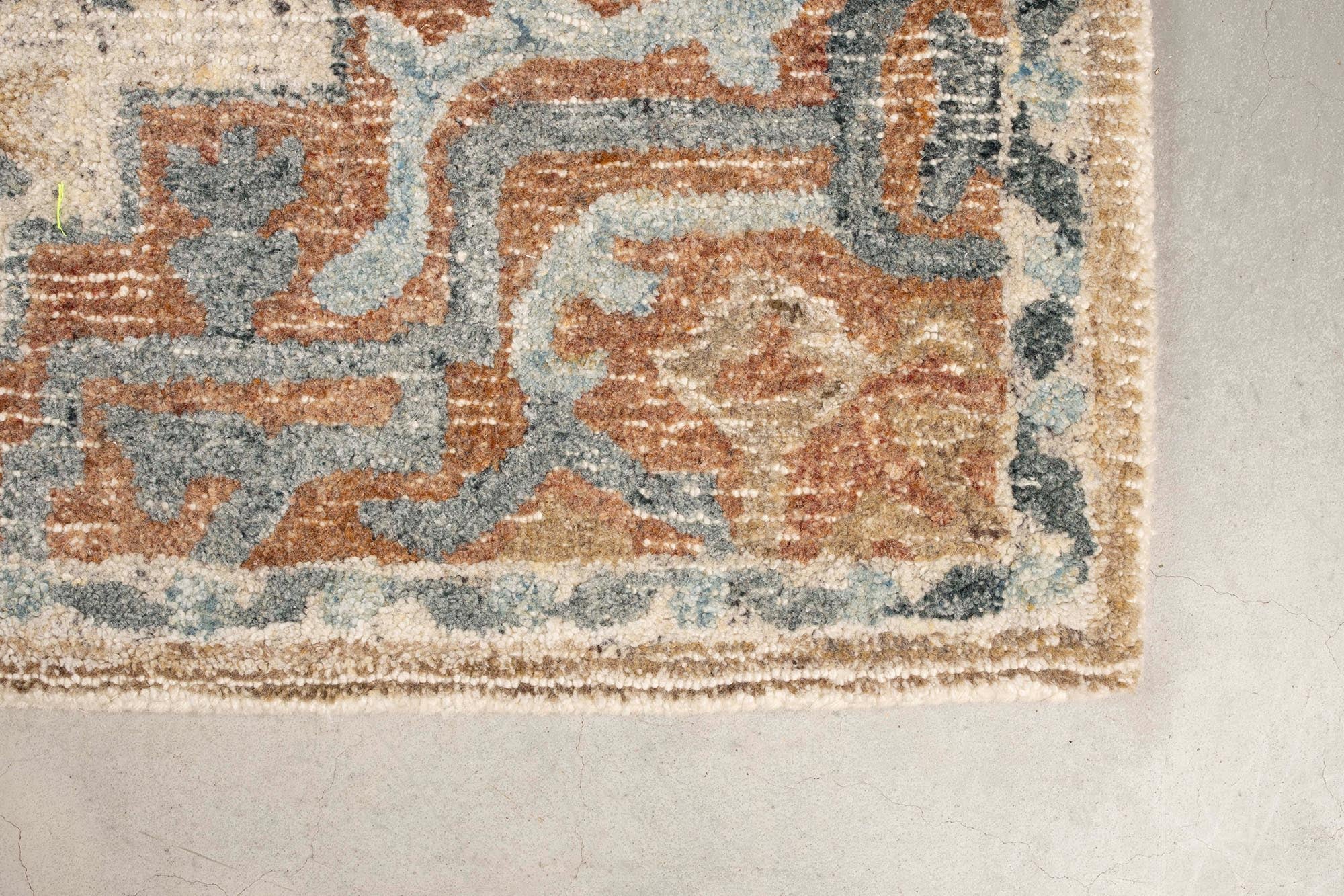 Teppich Amori von Dutchbone: Ein eleganter Teppich, der mit seinem einzigartigen Muster und hochwertigen Materialien jeden Raum aufwertet.
