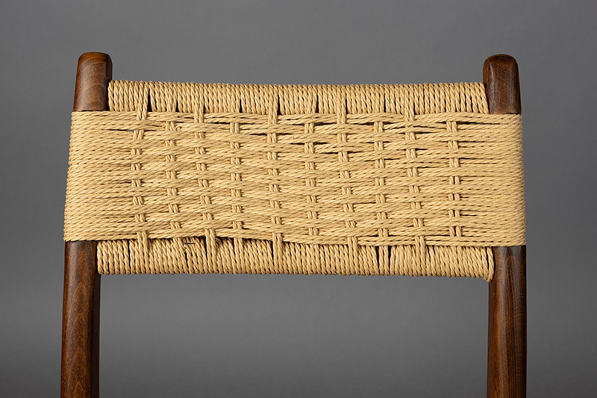 Moderner Stuhl Cecile von Dutchbone, kombiniert skandinavisches Design mit robustem Buchenholz und stilvoller Strickkordel für höchsten Komfort.